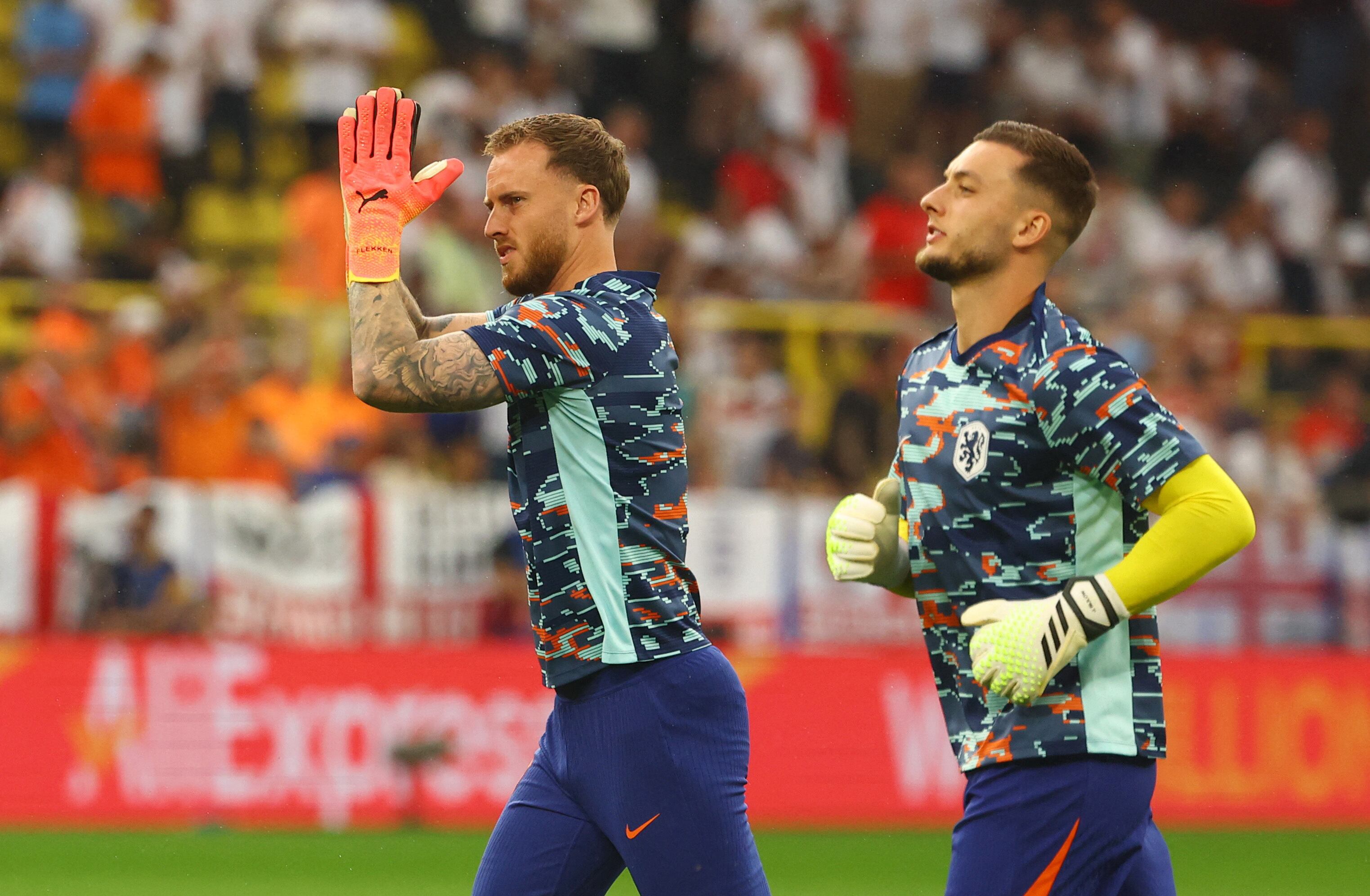 Los arqueros Justin Bijlow y Mark Flekken salen al campo de juego a realizar la entrada en calor previa a la semifinal ante Inglaterra (REUTERS/Kai Pfaffenbach)