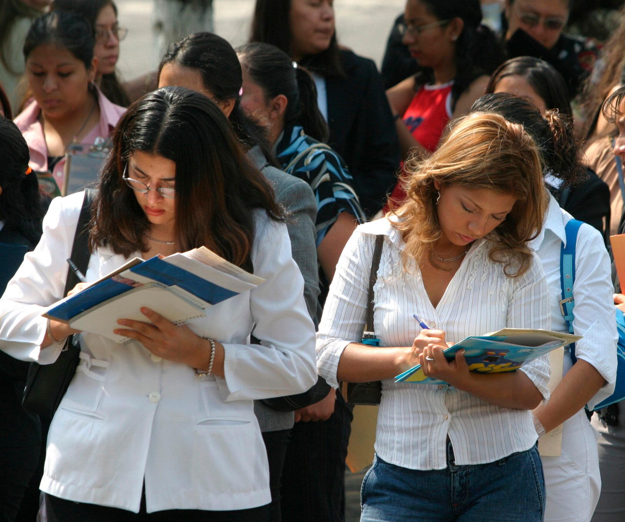 Jóvenes mexicanas llenan formularios de empleo en la capital mexicana. EFE/ Archivo
