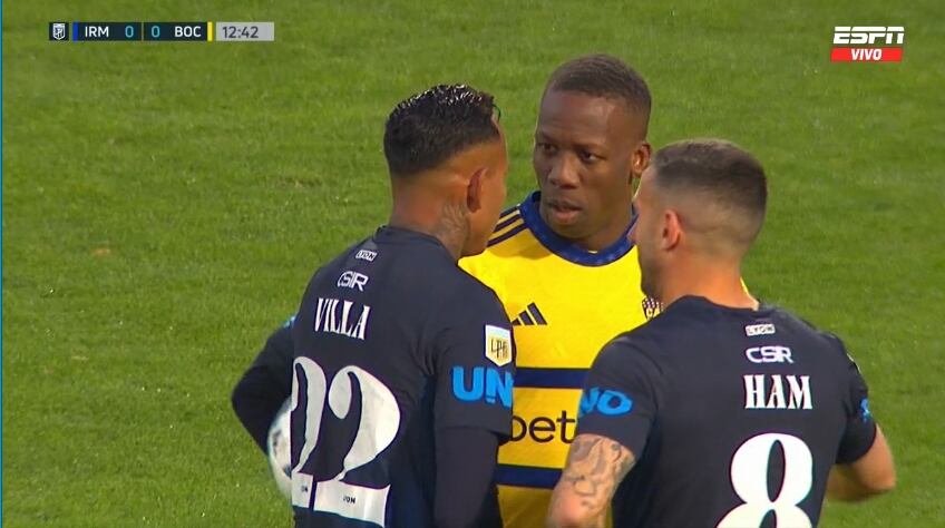 Luis Advíncula fingió encarar a Sebastián Villa previo a penal en Boca Juniors vs Independiente Rivadavia.