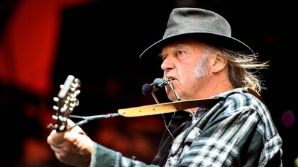 Neil Young canceló su gira con Crazy Horse por problemas de salud