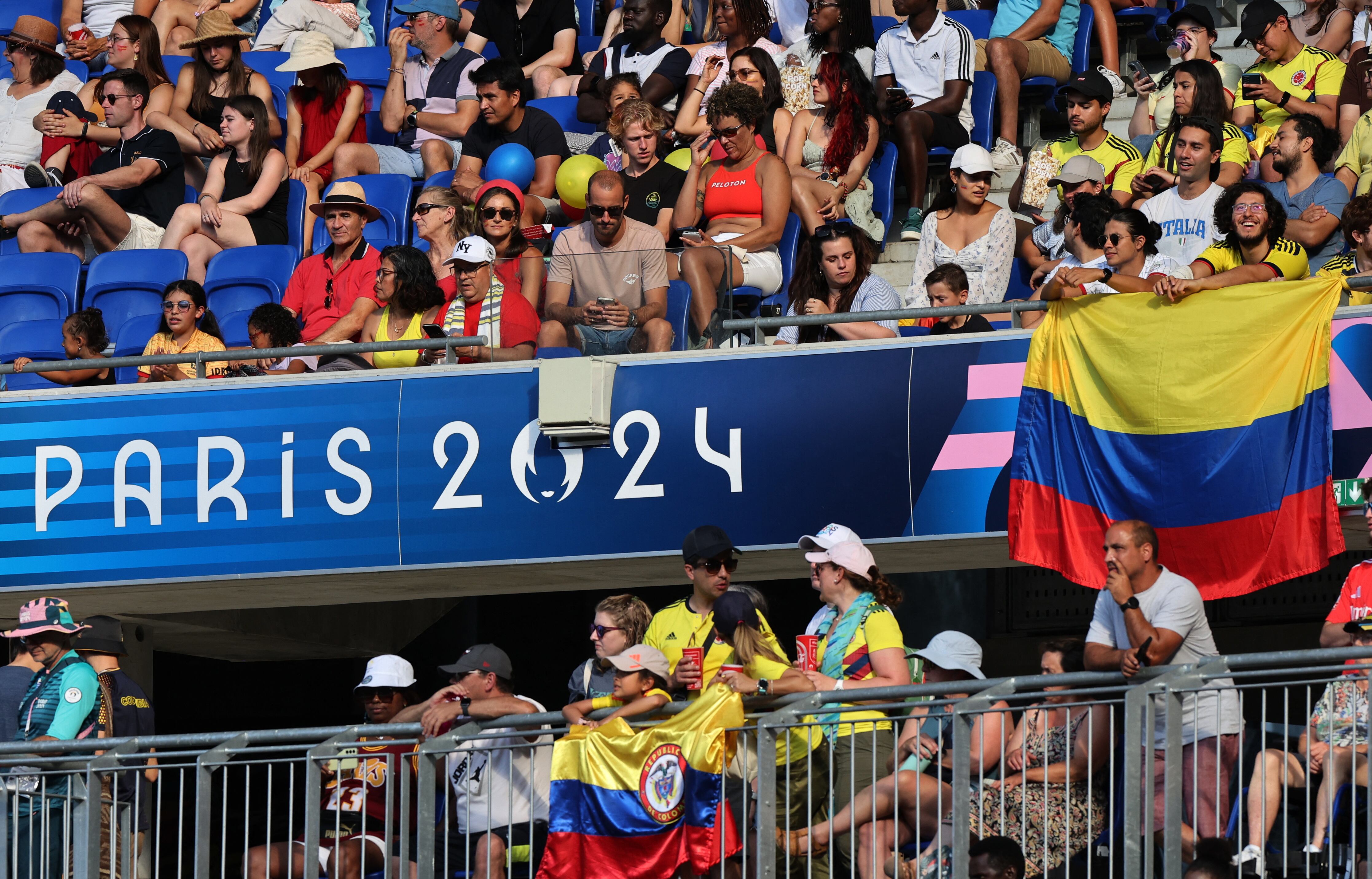 Aficionados apoyando a Colombia en Lyon-crédito Nir Elias/REUTERS