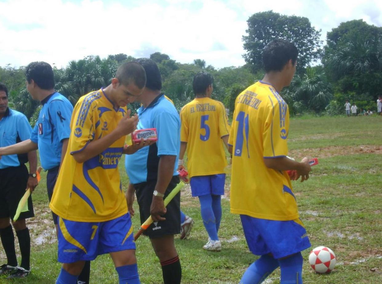 Osnar Noronha (izquierda) en un partido con Los Tigres de Iquitos en la Copa Perú. - créditos: Osnar Noronha