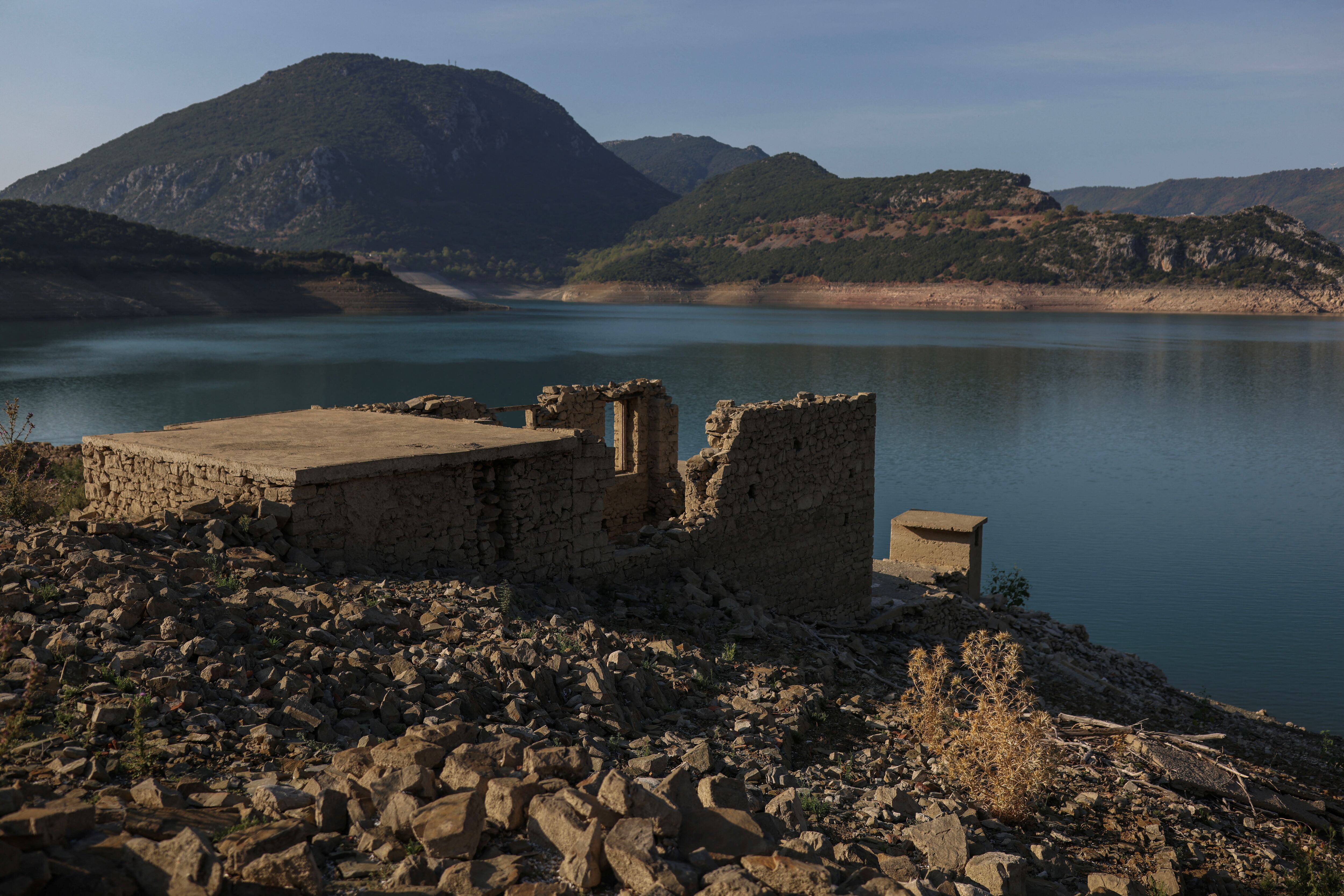 El embalse de Mornos reduce su superficie de 17 a 12 kilómetros cuadrados en un año (REUTERS/Stelios Misinas)