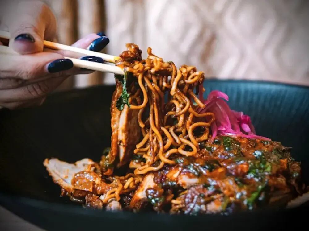 Noodles salteados con pato asado