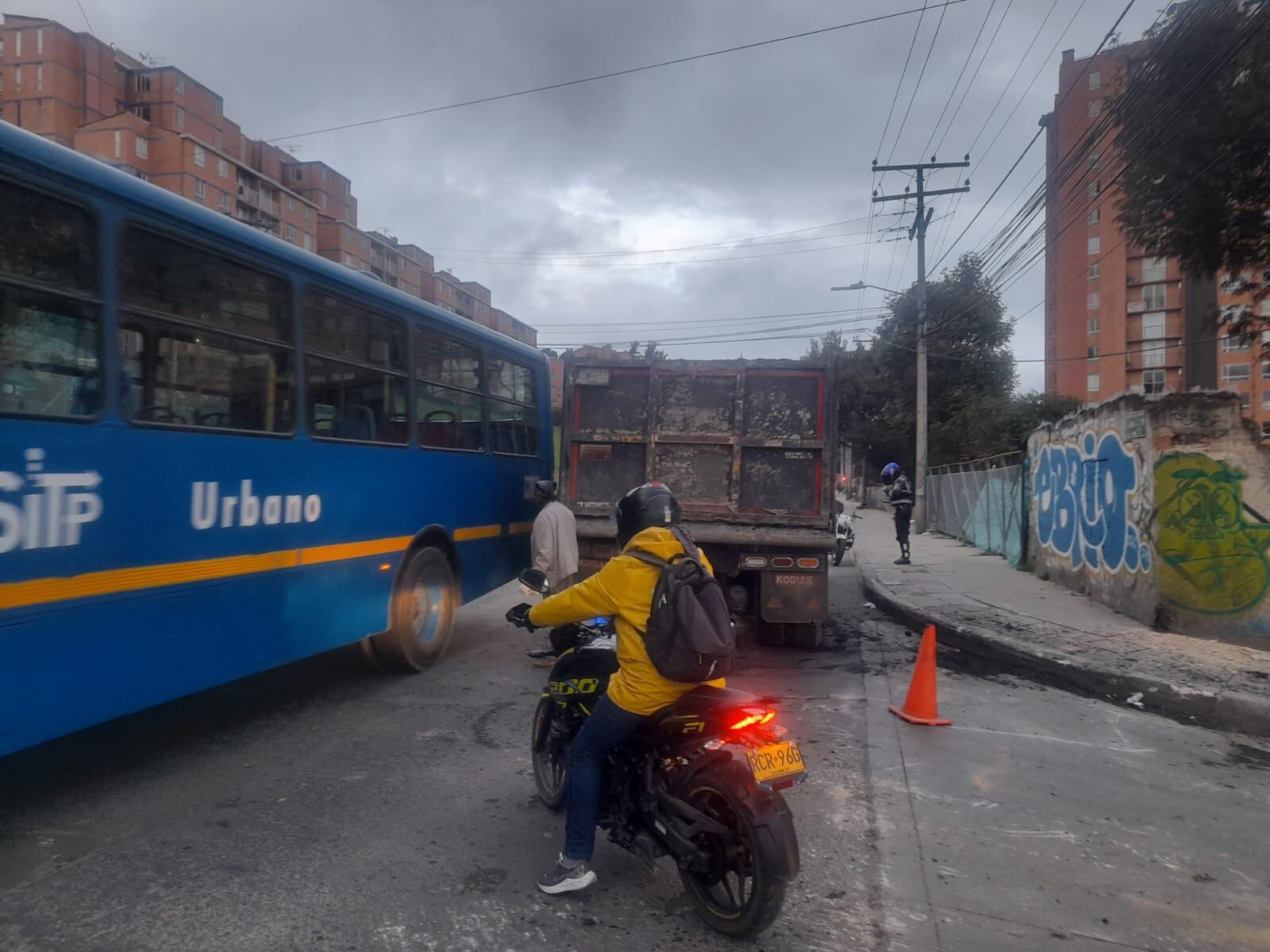 Agentes de tránsito trasladaron el camión a un lado de la vía, recuperando la movilidad en el sector - crédito @BogotaTransito/X