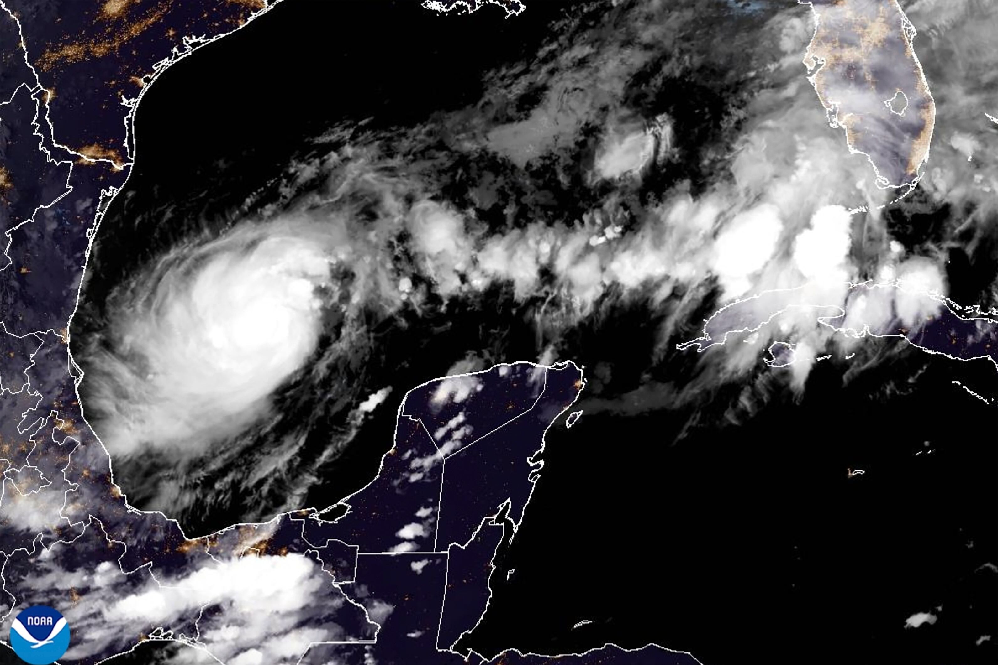 Esta imagen satelital de la Oficina Nacional de Administración Oceánica y Atmosférica de Estados Unidos (NOAA por sus iniciales en inglés) tomada a las 7:41 de la noche del domingo 6 de octubre de 2024, muestra al huracán Milton, el cual se intensificó rápidamente el domingo y podría convertirse en ciclón de categoría 3 o mayor con trayectoria rumbo a Tampa Bay, Florida. (NOAA vía AP)