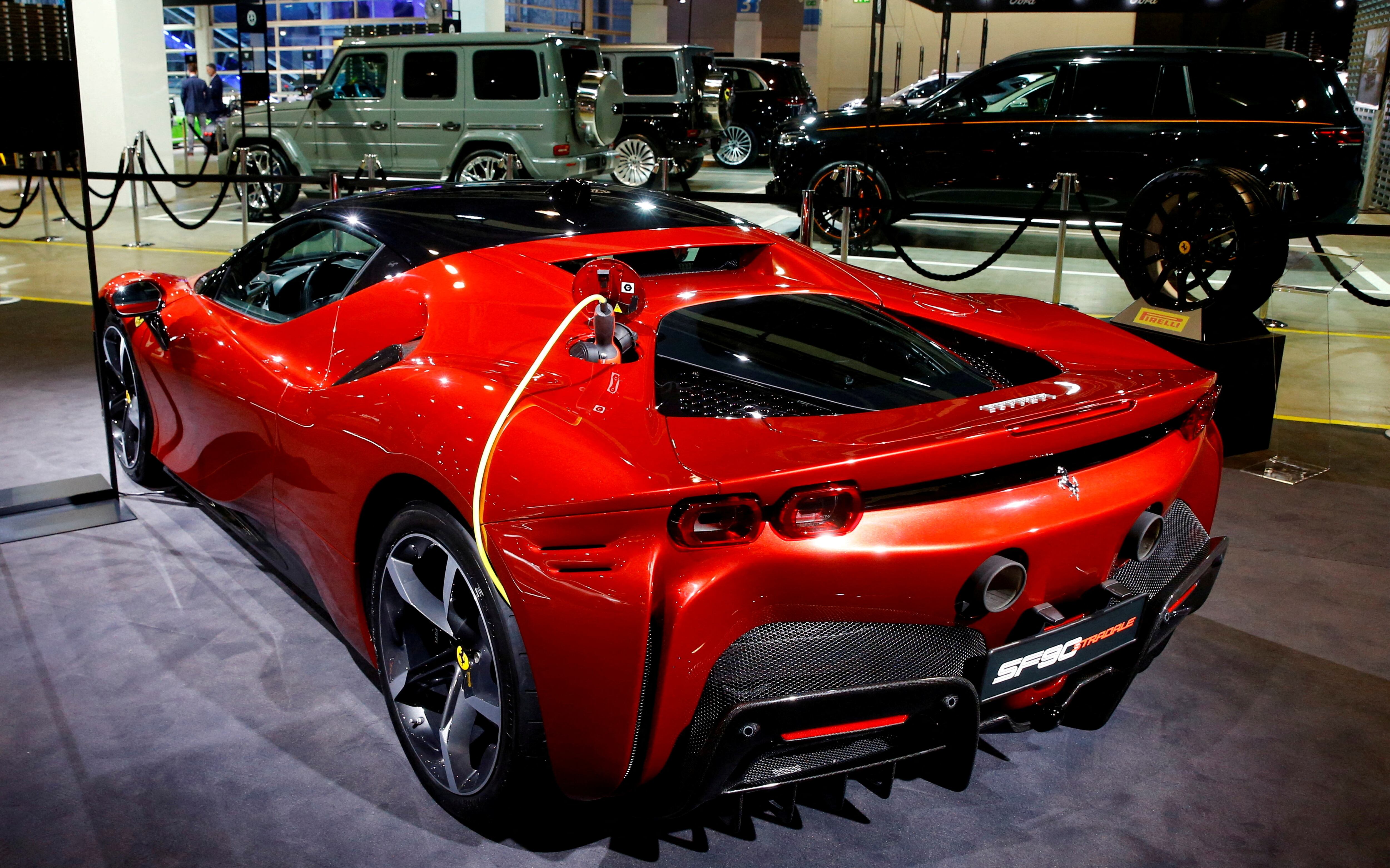 Ferrari SF90 Stradale, el primer auto hibrido enchufable de producción de la marca italiana. En 2025 llegará el primer modelo 100% eléctrico (REUTERS/Arnd Wiegmann/File Photo)