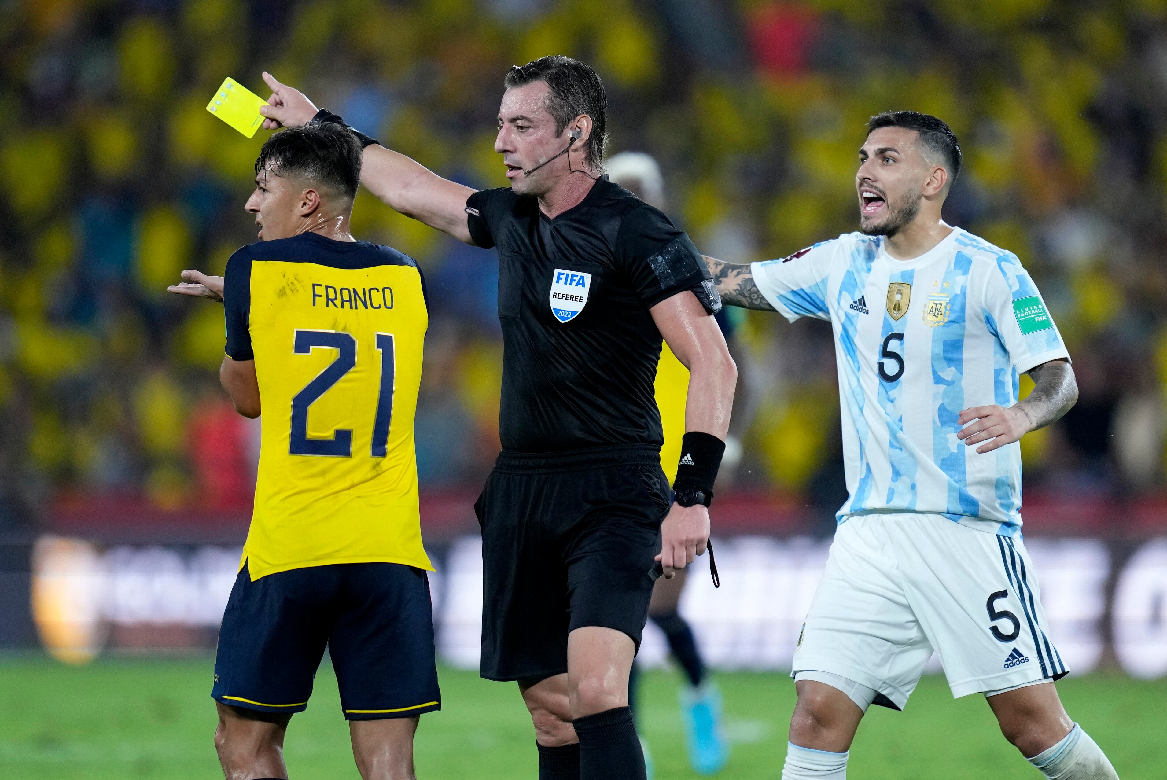 Uno de los antecedentes de Claus en un partido de Argentina (Foto: Reuters/Dolores Ochoa)