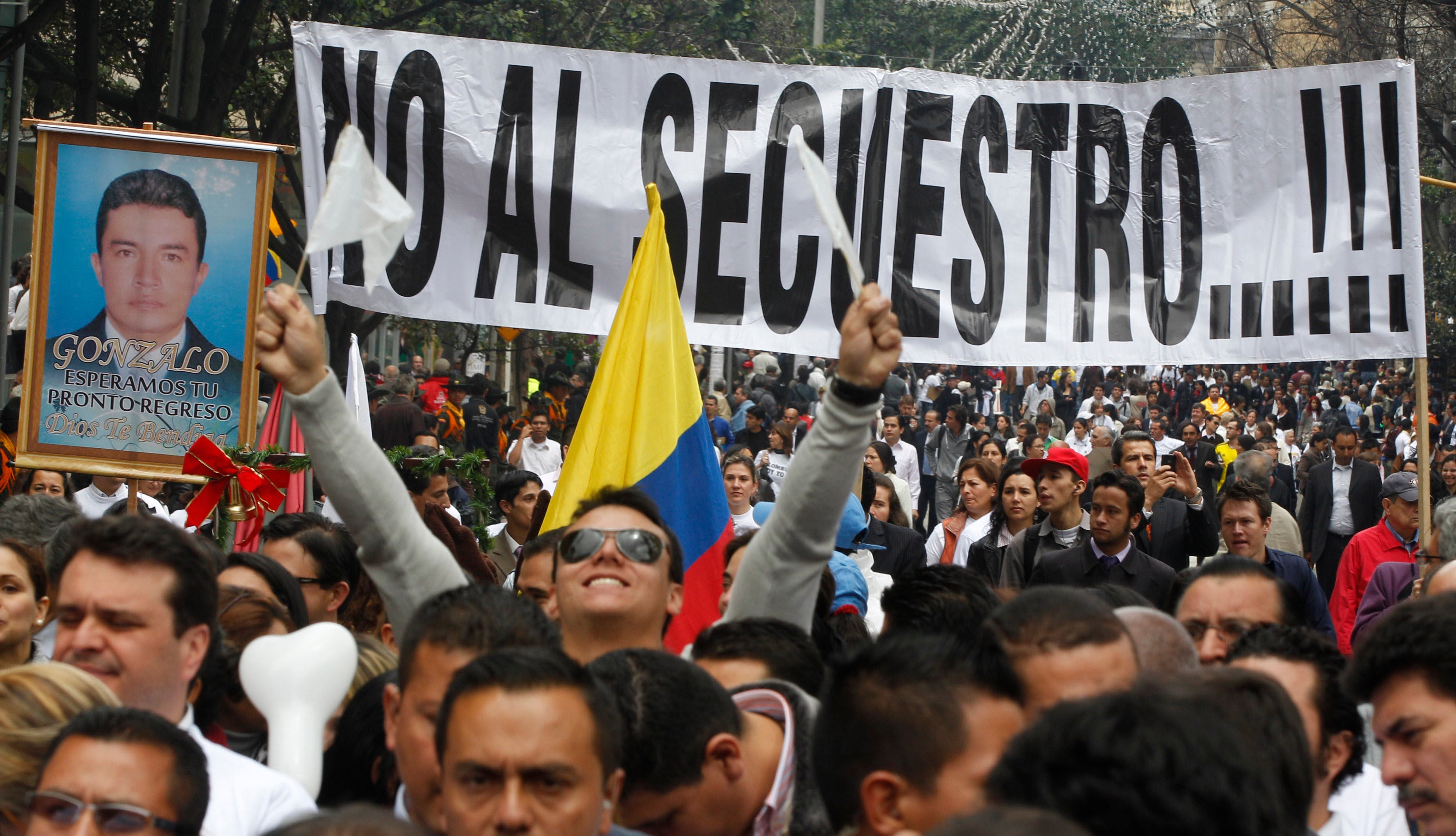 ARCHIVO - Una marcha de personas con una pancarta contra los secuestros en Bogotá, Colombia, el 6 de diciembre de 2011. La representante del Alto Comisionado de la ONU para los Derechos Humanos en Colombia, Juliette De Rivero, abogó el jueves 25 de julio de 2024 por la liberación de al menos 18 personas, algunas menores de edad, que estarían secuestradas desde hace una semana en Arauca, en el este del país andino.(AP Foto/Fernando Vergara, Archivo)