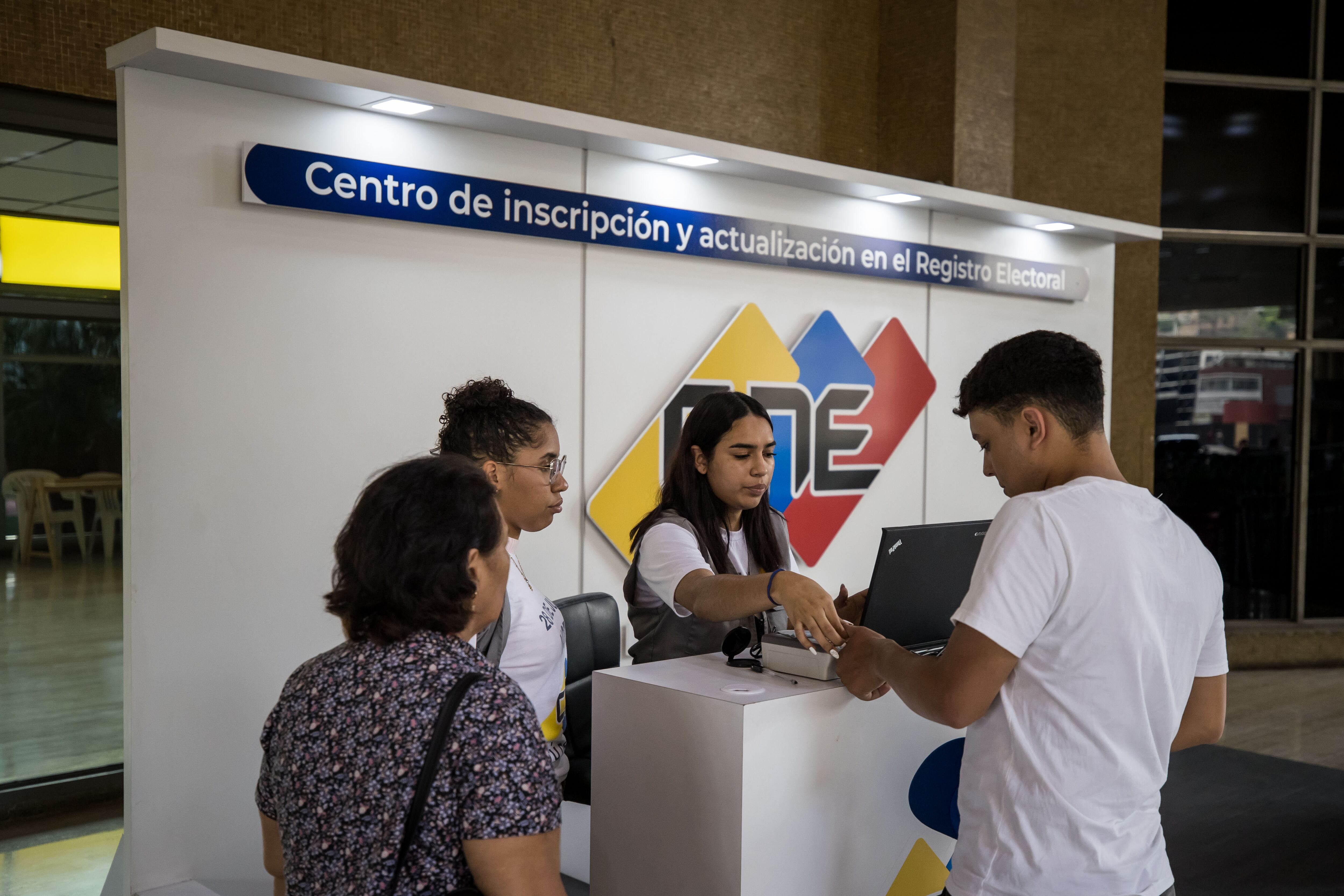 Personas acuden a inscribirse en el registro de votación en un centro de inscripción y actualización del Registro Electoral, de cara a los comicios presidenciales del 28 de julio, este martes en Caracas (Venezuela). EFE/ Miguel Gutiérrez
