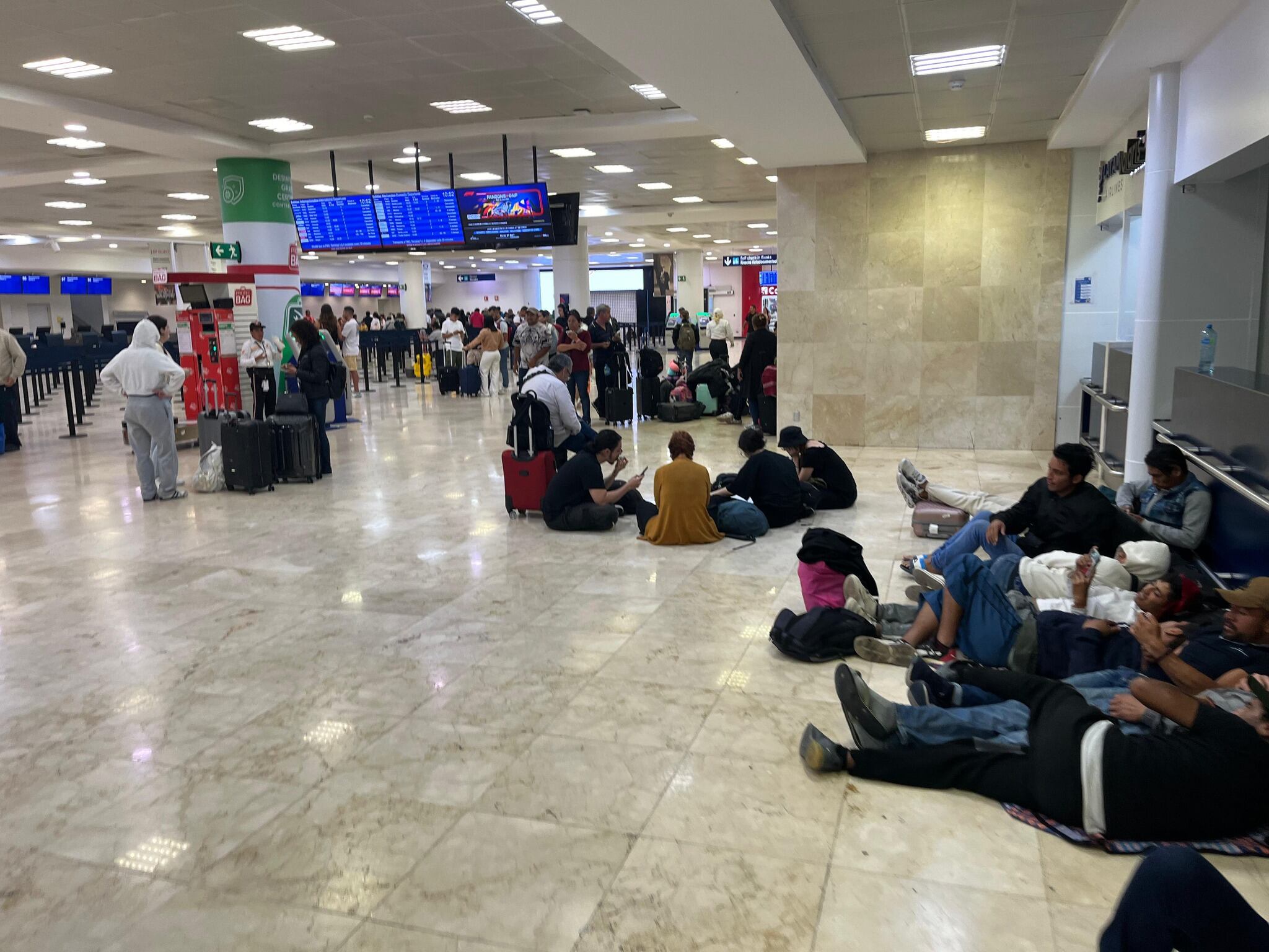 Mara Lezama compartió fotos de los usuarios afectados en el Aeropuerto de Cancún