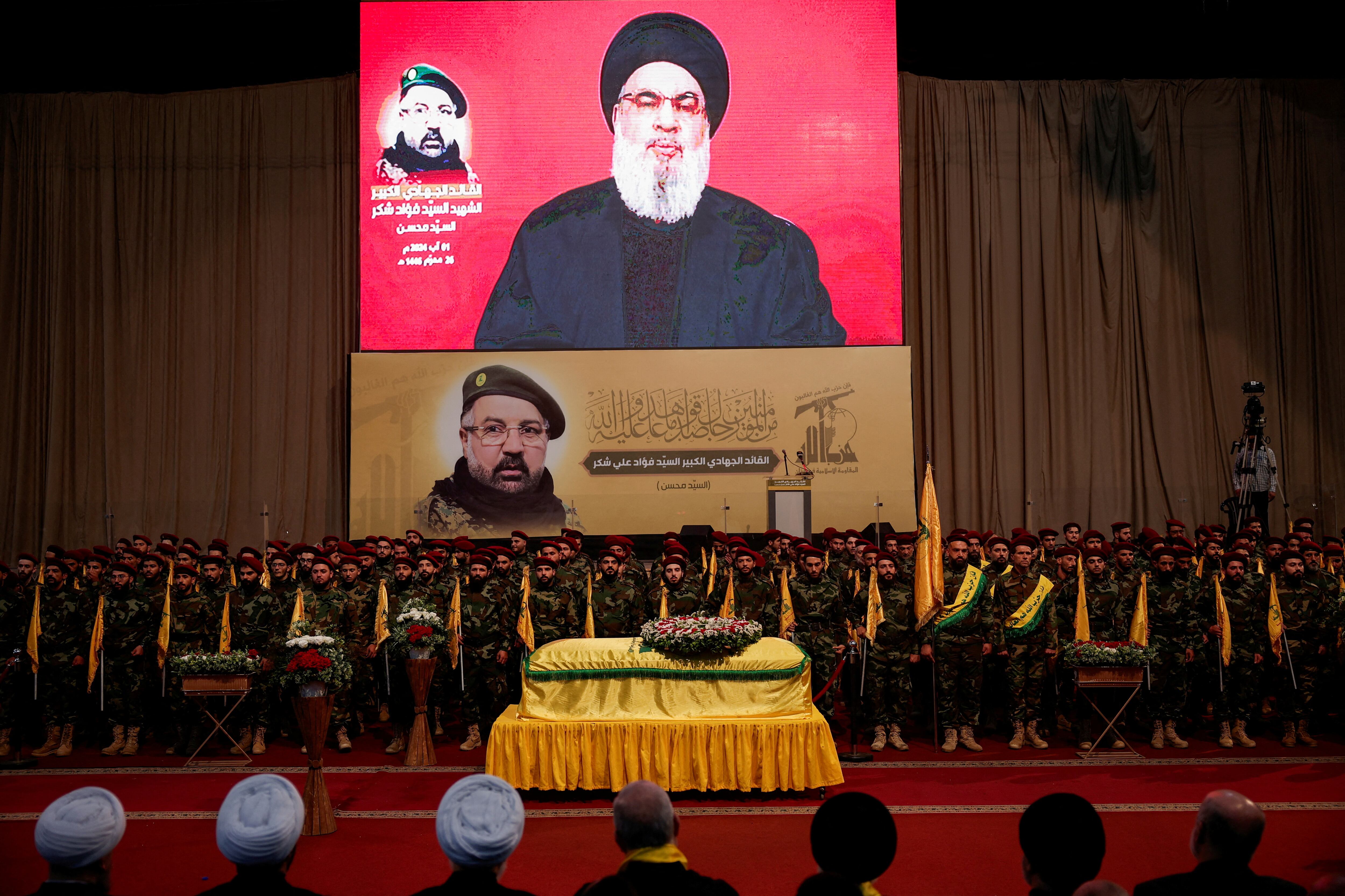 Hassan Nasrallah, líder de Hezbollah, aparece en una pantalla mientras se dirige a sus seguidores durante el funeral del alto comandante Fuad Shukr en los suburbios del sur de Beirut, Líbano, este 1 de agosto de 2024 (REUTERS/Alkis Konstantinidis)