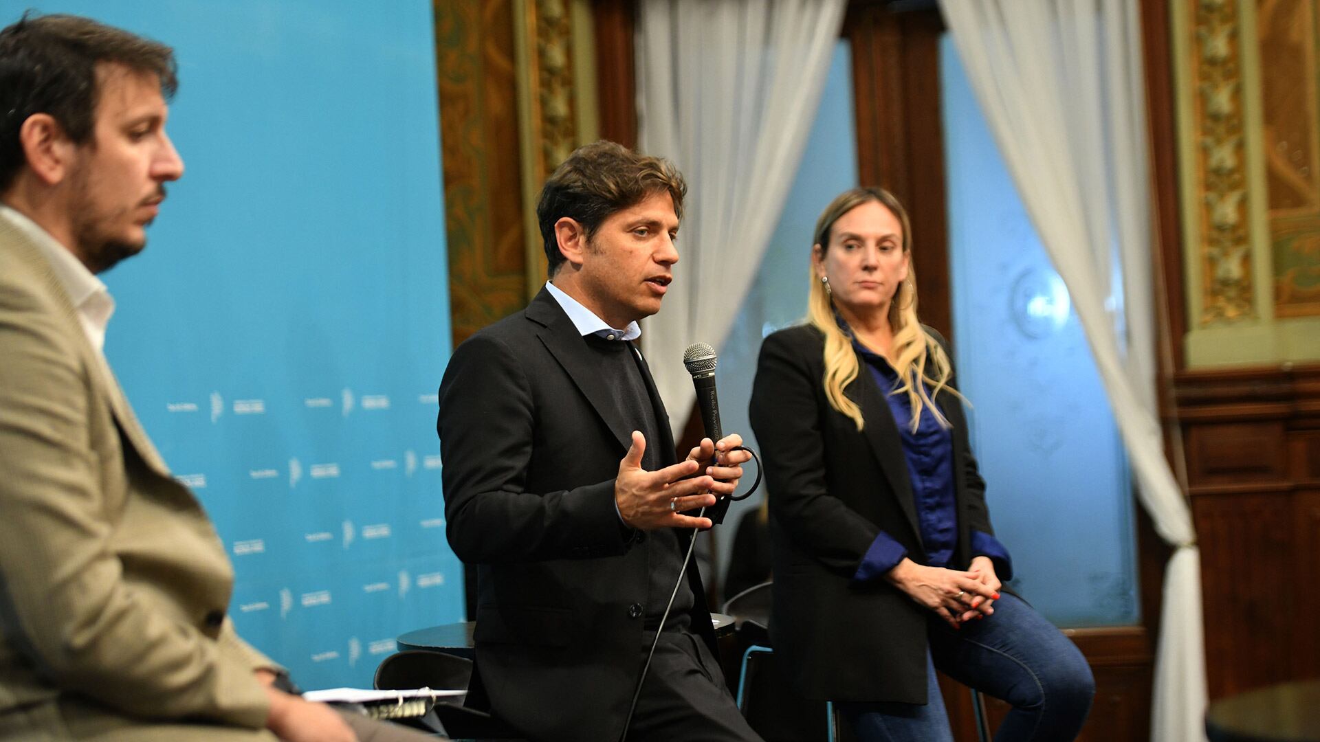 Axel Kicillof firma acuerdos del Banco Provincia