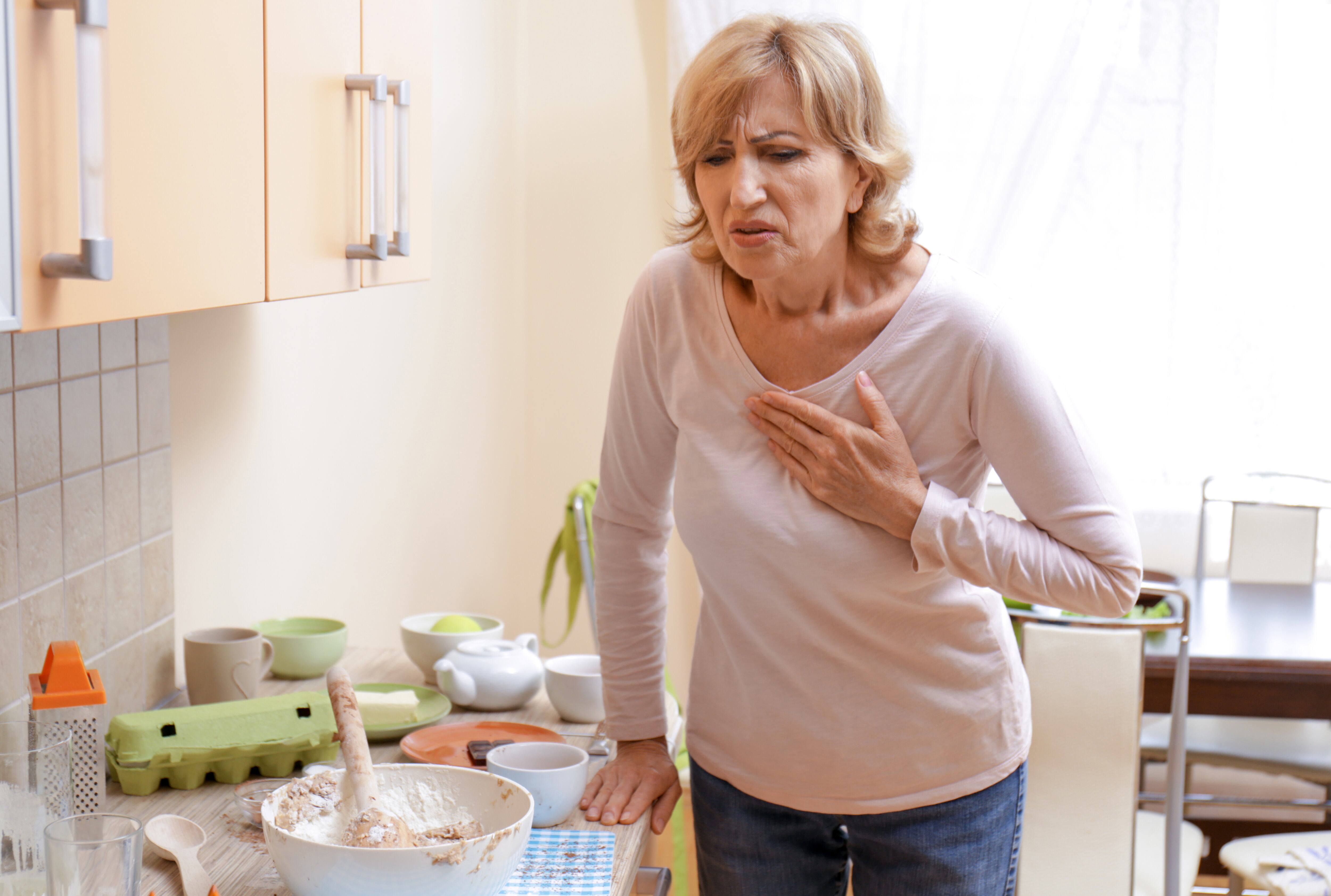 Mujer sufriendo un infarto en casa (Shutterstock)