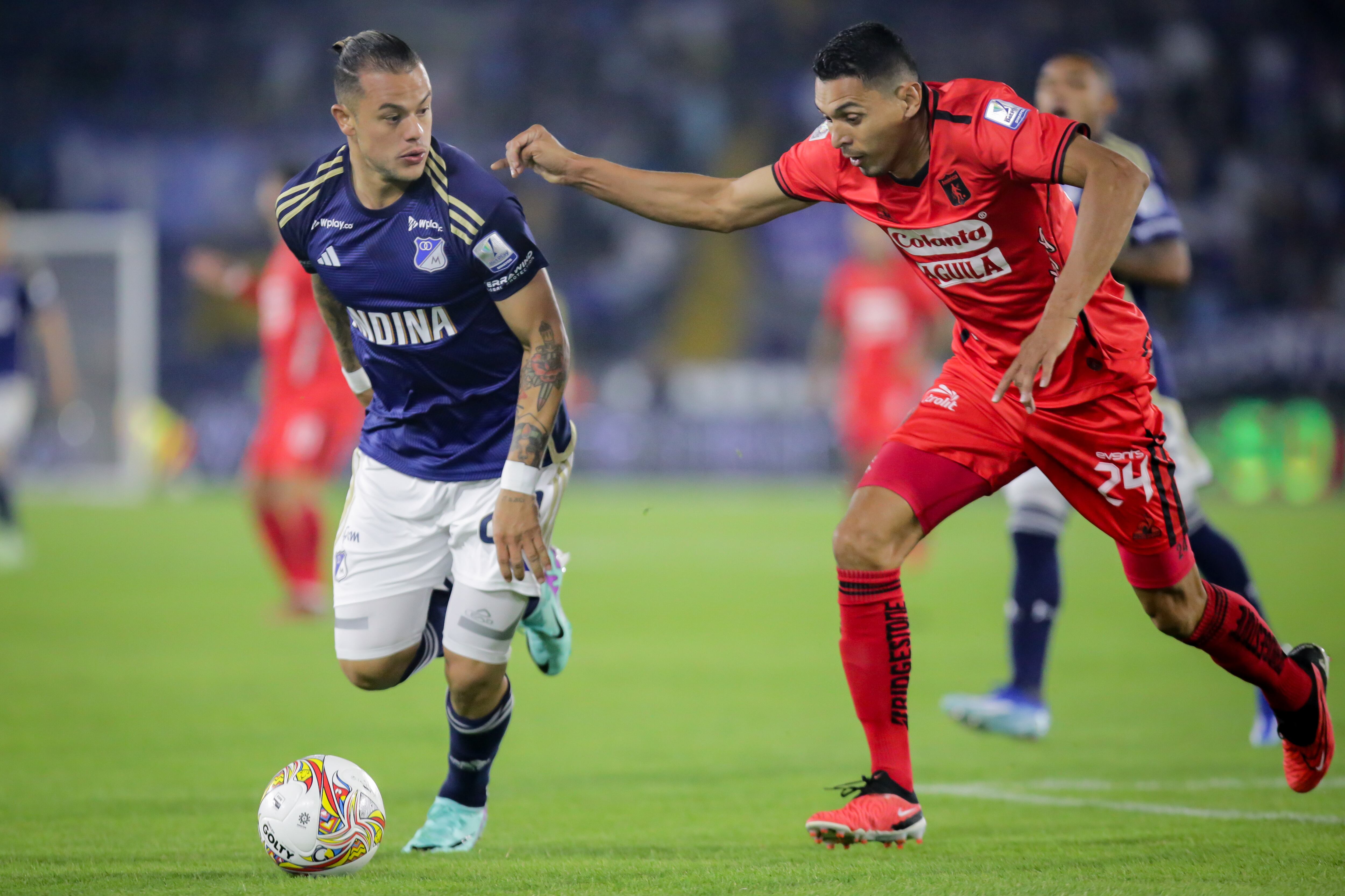 Leonardo Castro de Millonarios y Daniel Bocanegra de América de Cali disputando un balón en El Campín de Bogotá-crédito Mariano Vimos/Colprensa