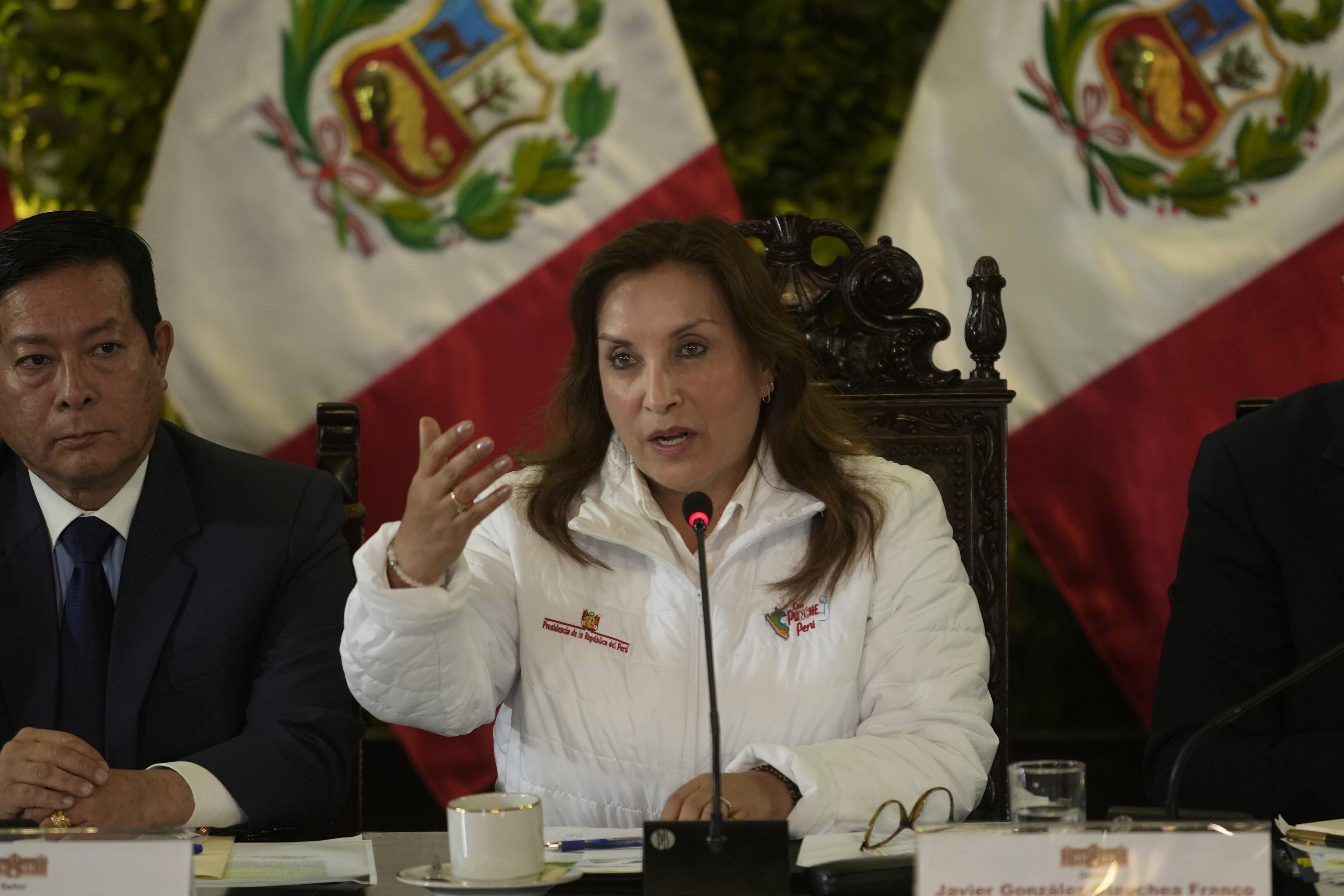 La presidenta de Perú, Dina Boluarte, habla durante una conferencia de prensa en Lima, Perú, el lunes 8 de julio de 2024. (AP Foto/John Mejia)