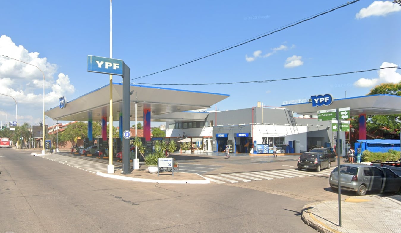 mujeres peleando en una estación de servicio de Corrientes