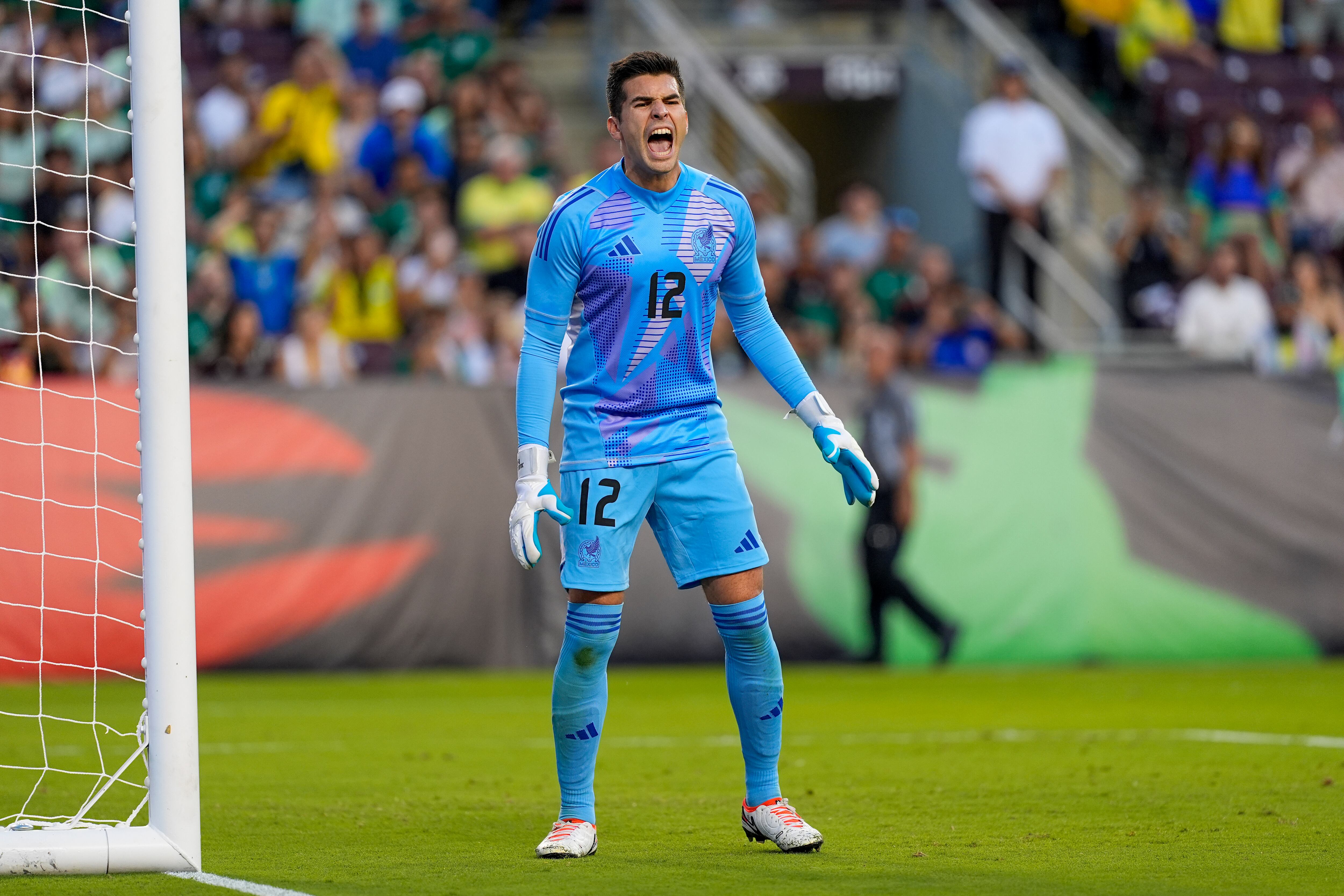 El portero Julio González atajará con la Selección Mexicana usando un guante de cuatro dedos. (AP Foto/Julio Cortez)