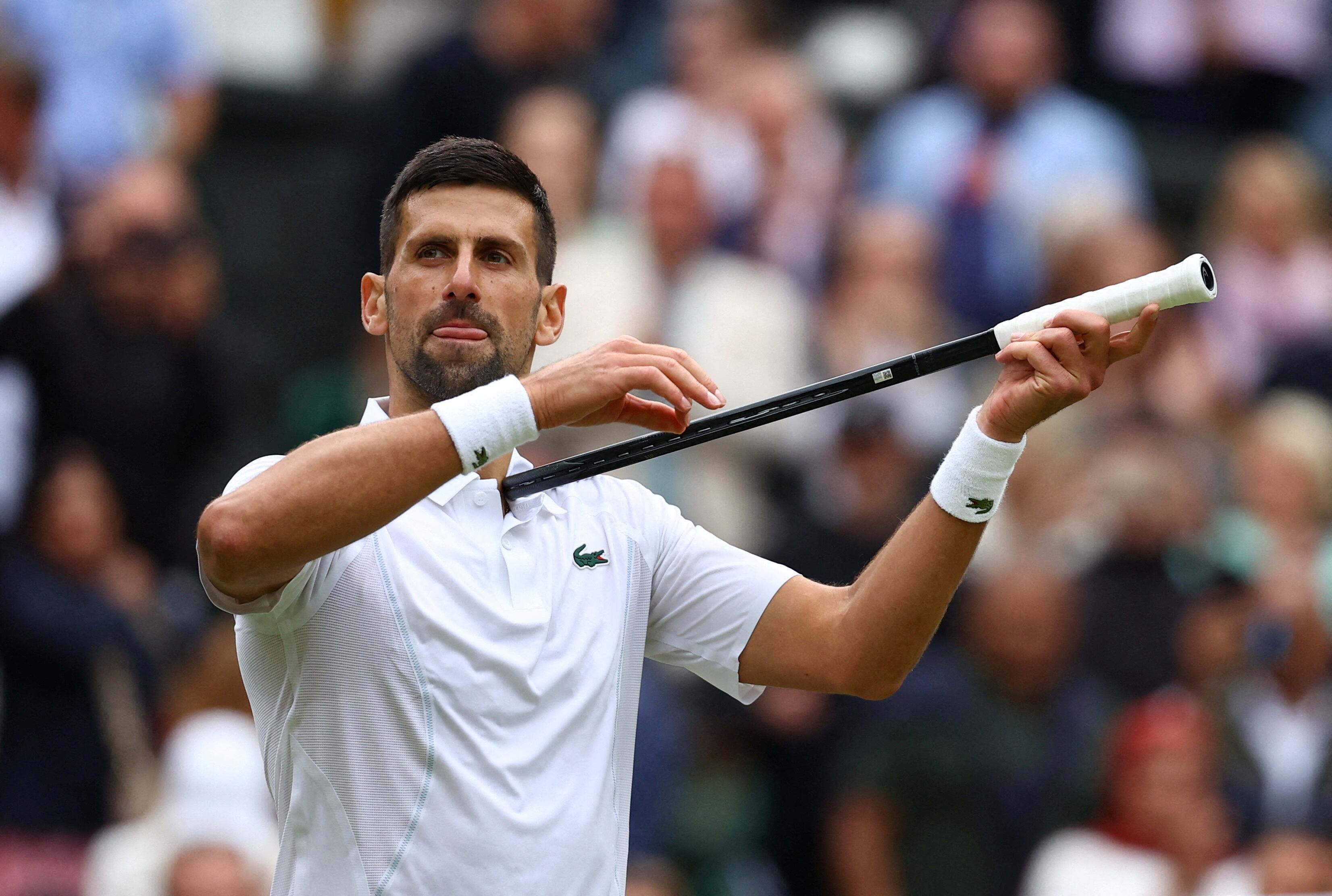 El festejo de Novak Djokovic como si fuera un violinista tras la el pase a la final en Wimbledon (REUTERS/Hannah Mckay)