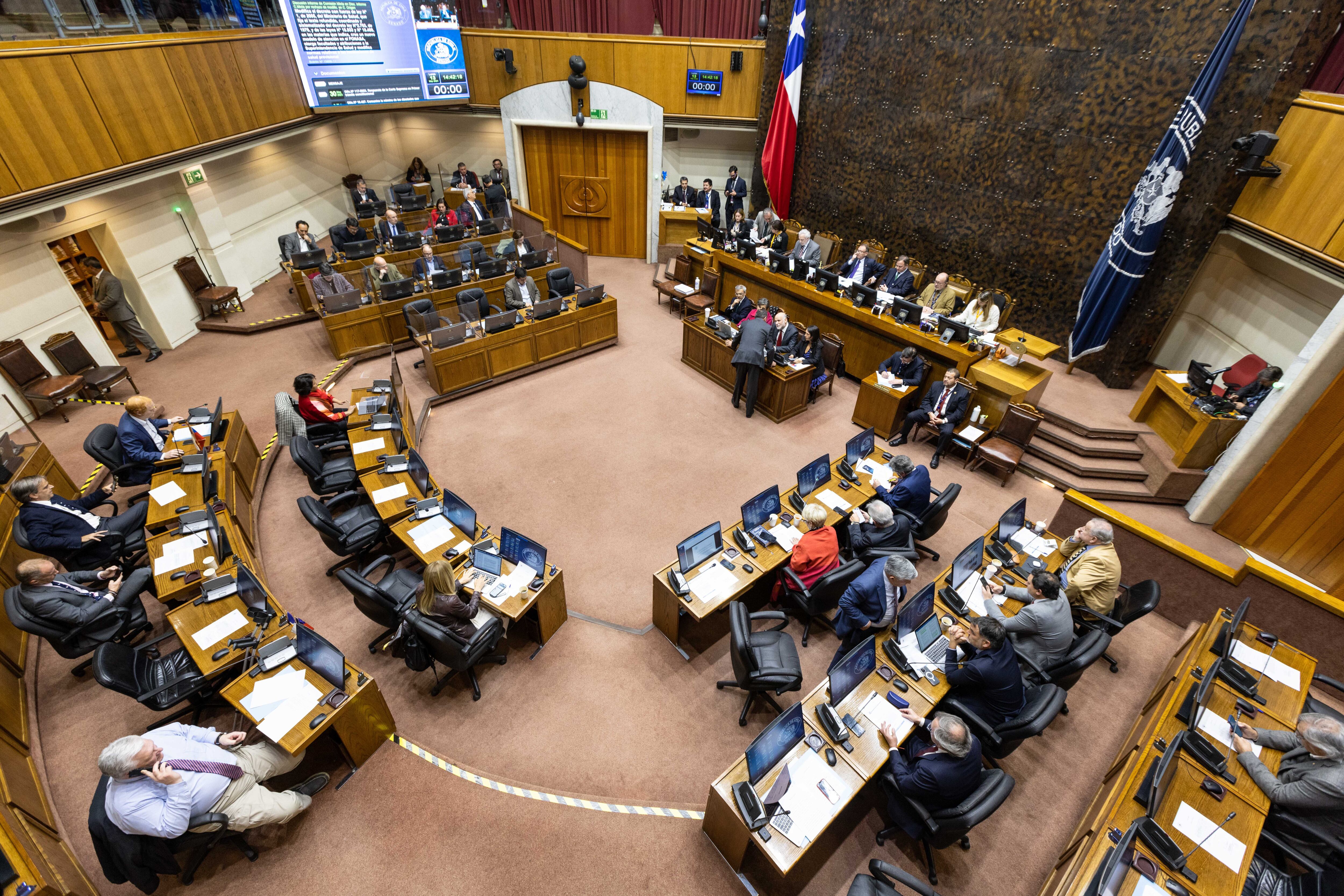 Fotografía cedida por Prensa del Senado durante la discusión del proyecto de Ley Corta de Isapres, este lunes en Valparaíso (Chile). (EFE/Prensa Senado)
