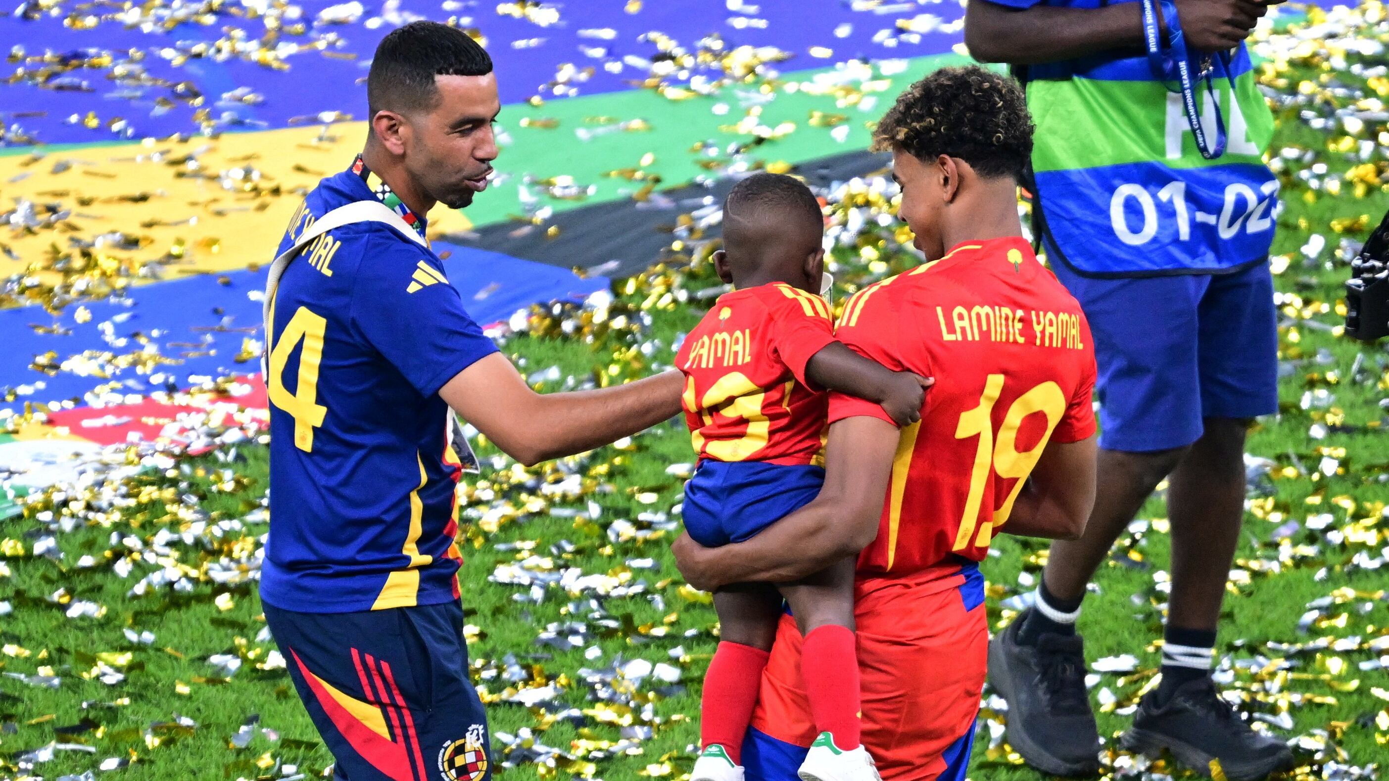 Lamine Yamal junto a su padre y su hermano en la final de la Eurocopa (Angelika Warmuth, REUTERS)