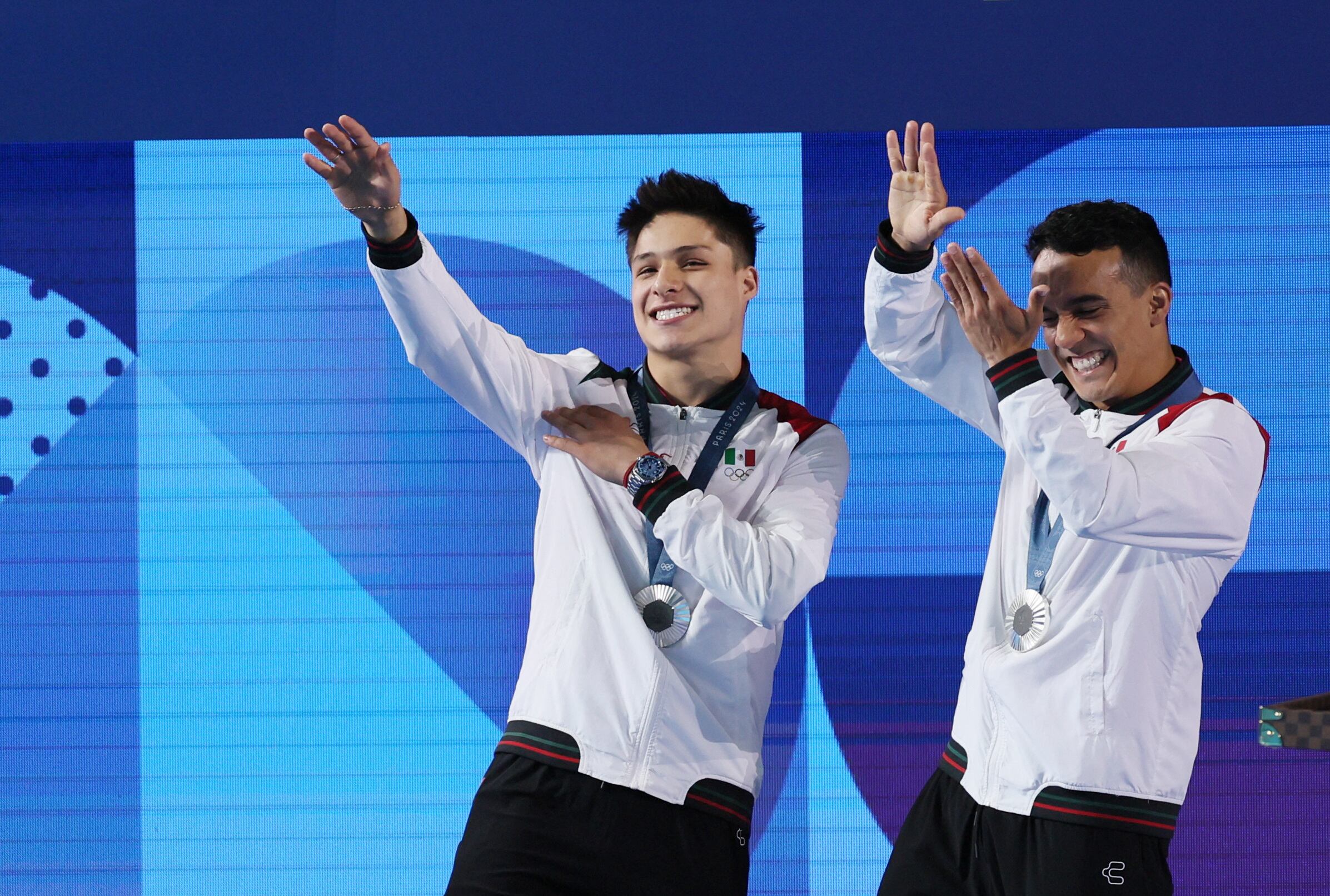 Paris 2024 Olympics - Diving - Men's Synchronised 3m Springboard Victory Ceremony - Aquatics Centre, Saint-Denis, France - August 02, 2024. Silver medallists Juan Manuel Celaya Hernandez of Mexico and Osmar Olvera Ibarra of Mexico celebrate on the podium. REUTERS/Leah Millis