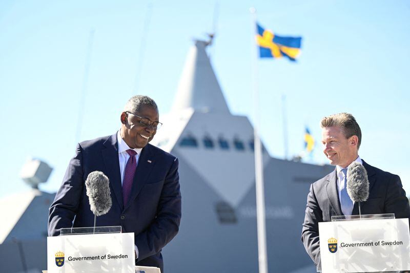 El secretario de Defensa estadounidense, Lloyd Austin, y el ministro sueco de Defensa, Pal Jonson, en una rueda de prensa en la base naval de Musko en abril de 2023 (REUTERS)