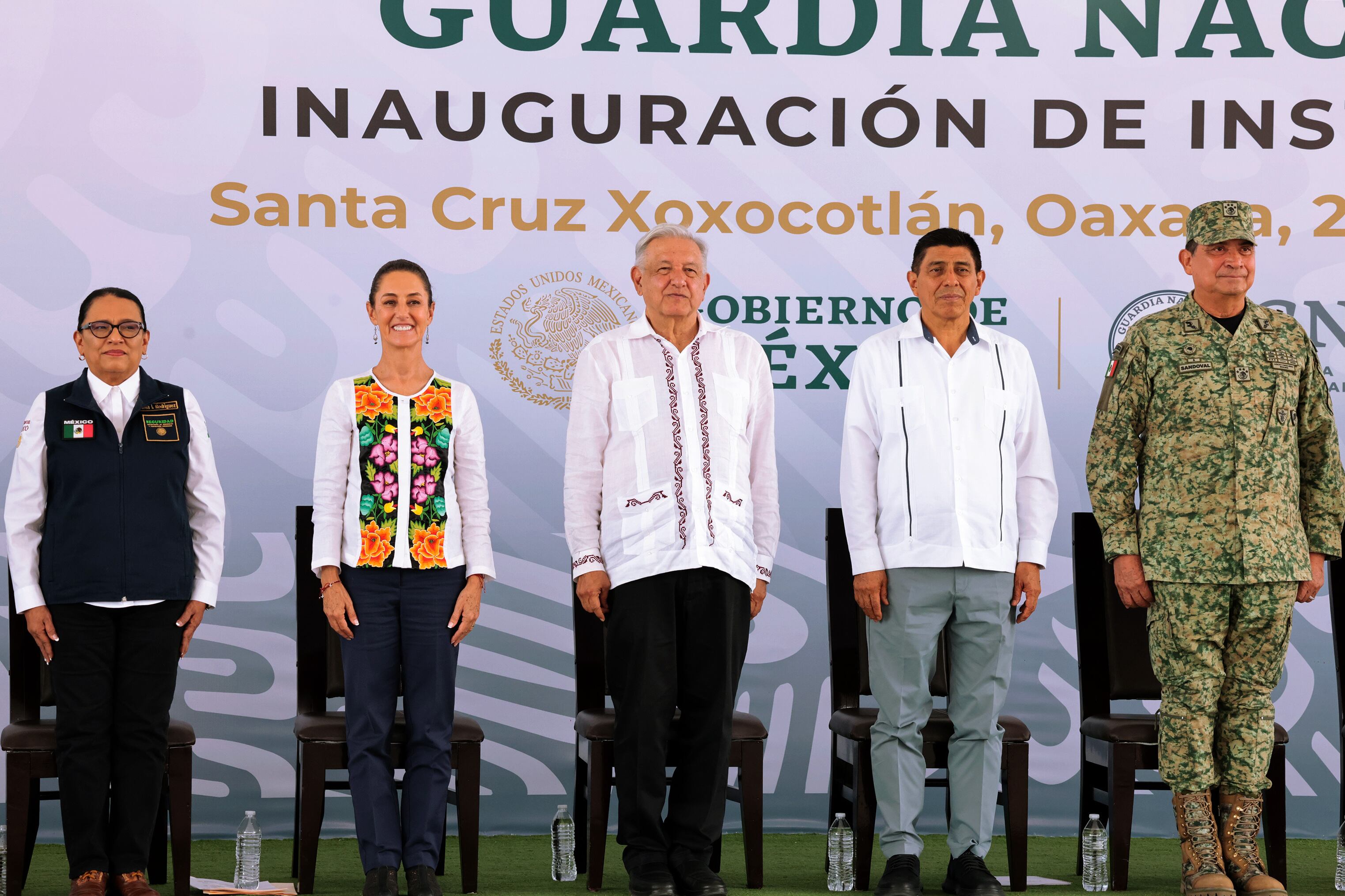 Sheinbaum encabezó el acto protocolario en Santa Cruz Xoxocotlán, Oaxaca. (EFE/ Presidencia de México)
