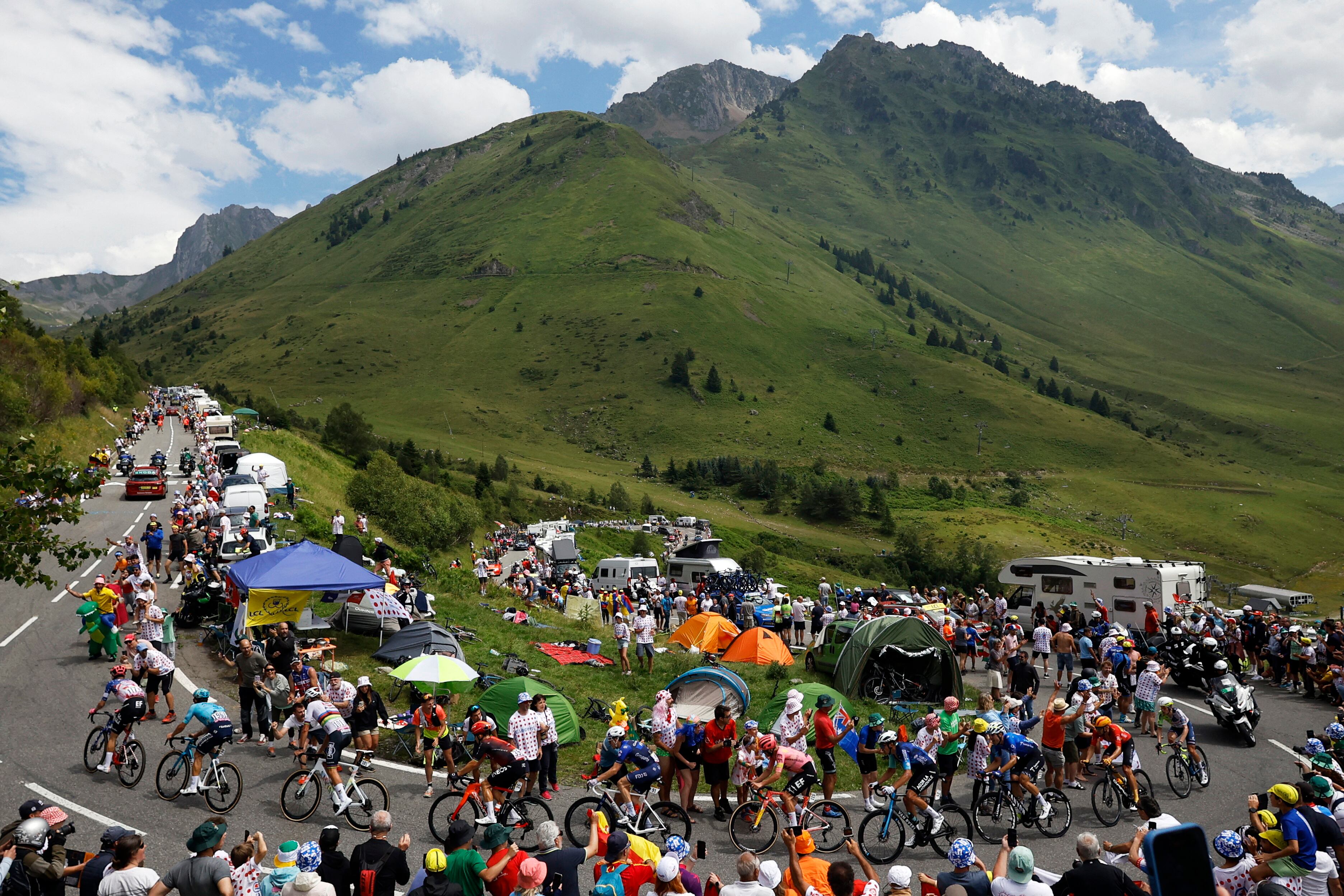 La emoción que representa el Col de Tourmalet se evidencia con la masiva presencia de personas en la montaña - crédito Stephane Mahe/REUTERS