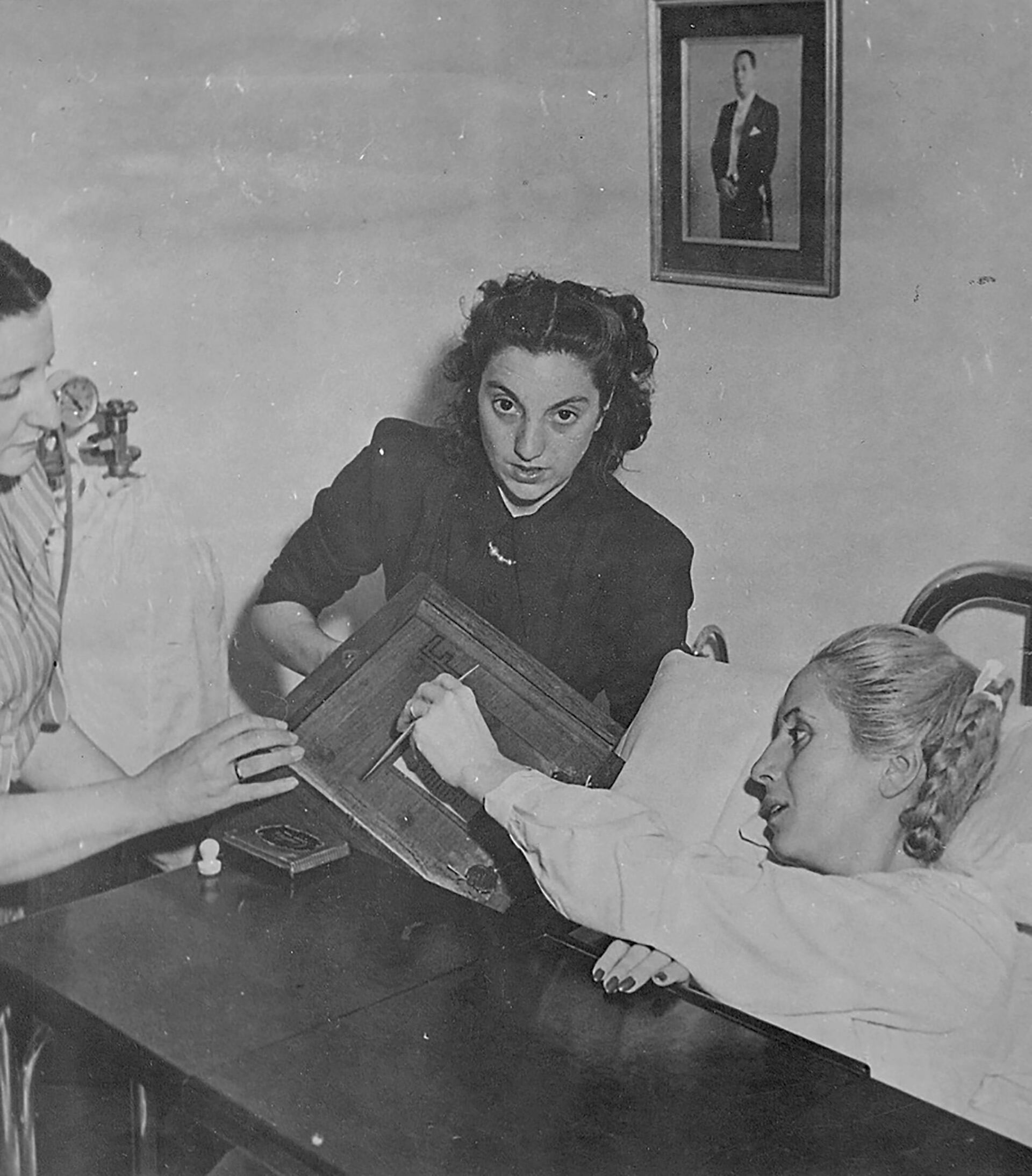 Eva Perón, recuperándose de la operación de cáncer de útero, vota en una urna que le llevaron al policlínico. Fue para las presidenciales de 1951