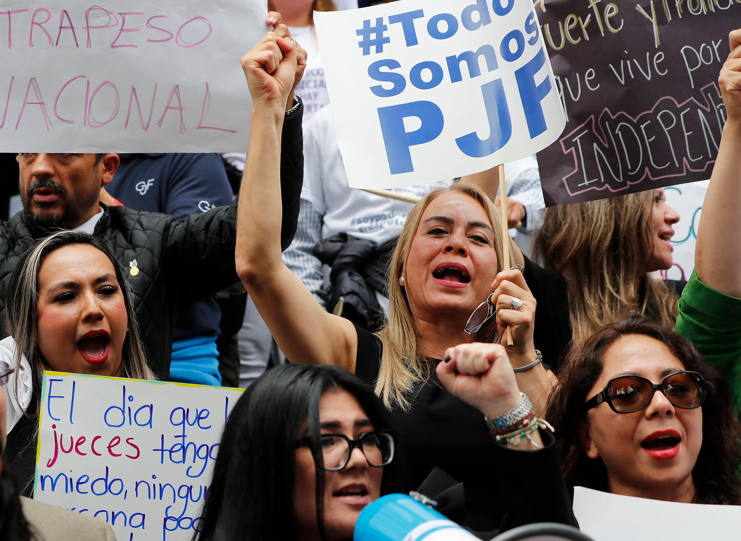 Trabajadores del poder judicial protestan en contra de la reforma impulsada por el oficialismo, en Ciudad de México (México). . EFE/Mario Guzmán
