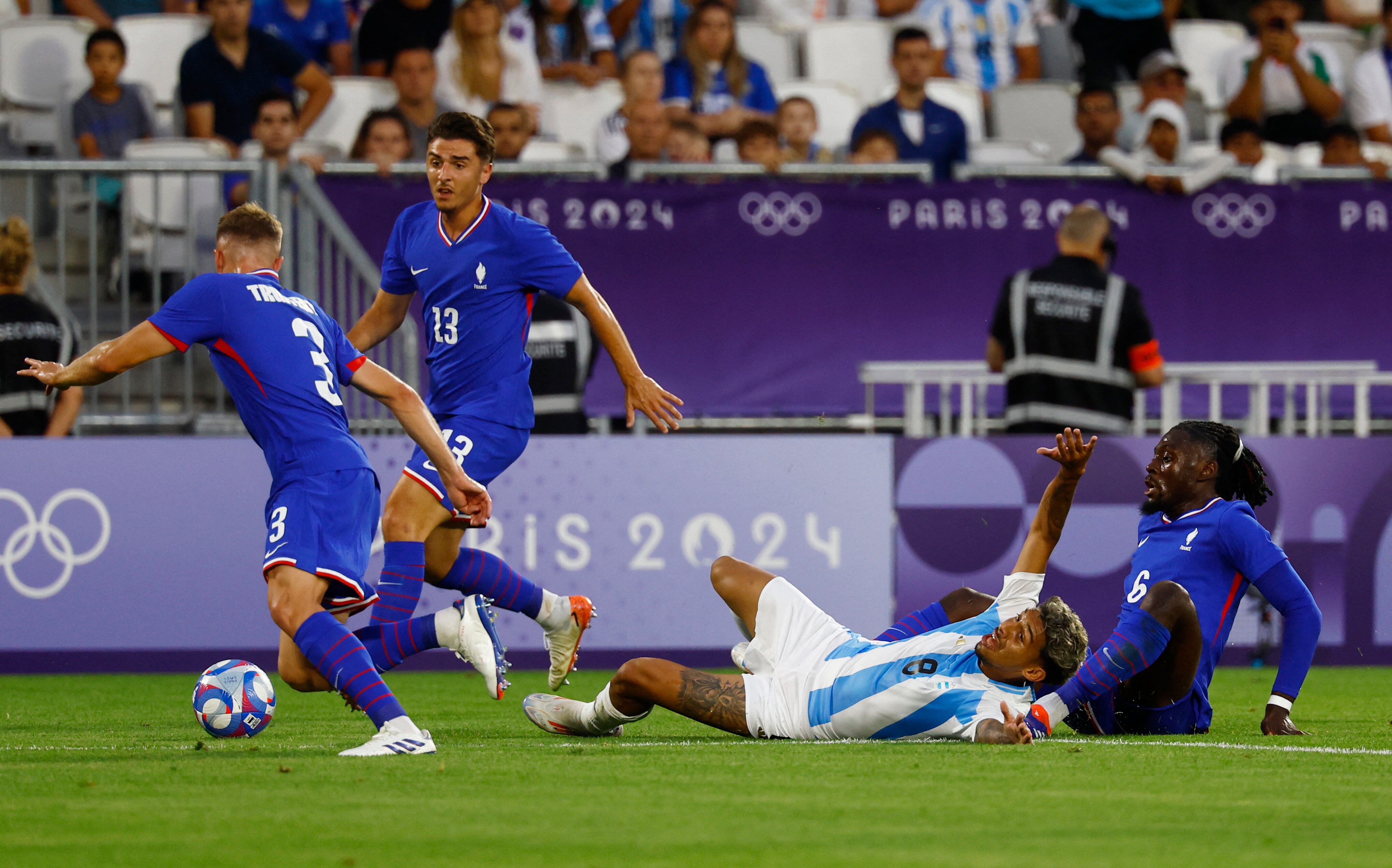 Cristian Medina cae y pide infracción frente a tres franceses (REUTERS/Susana Vera)