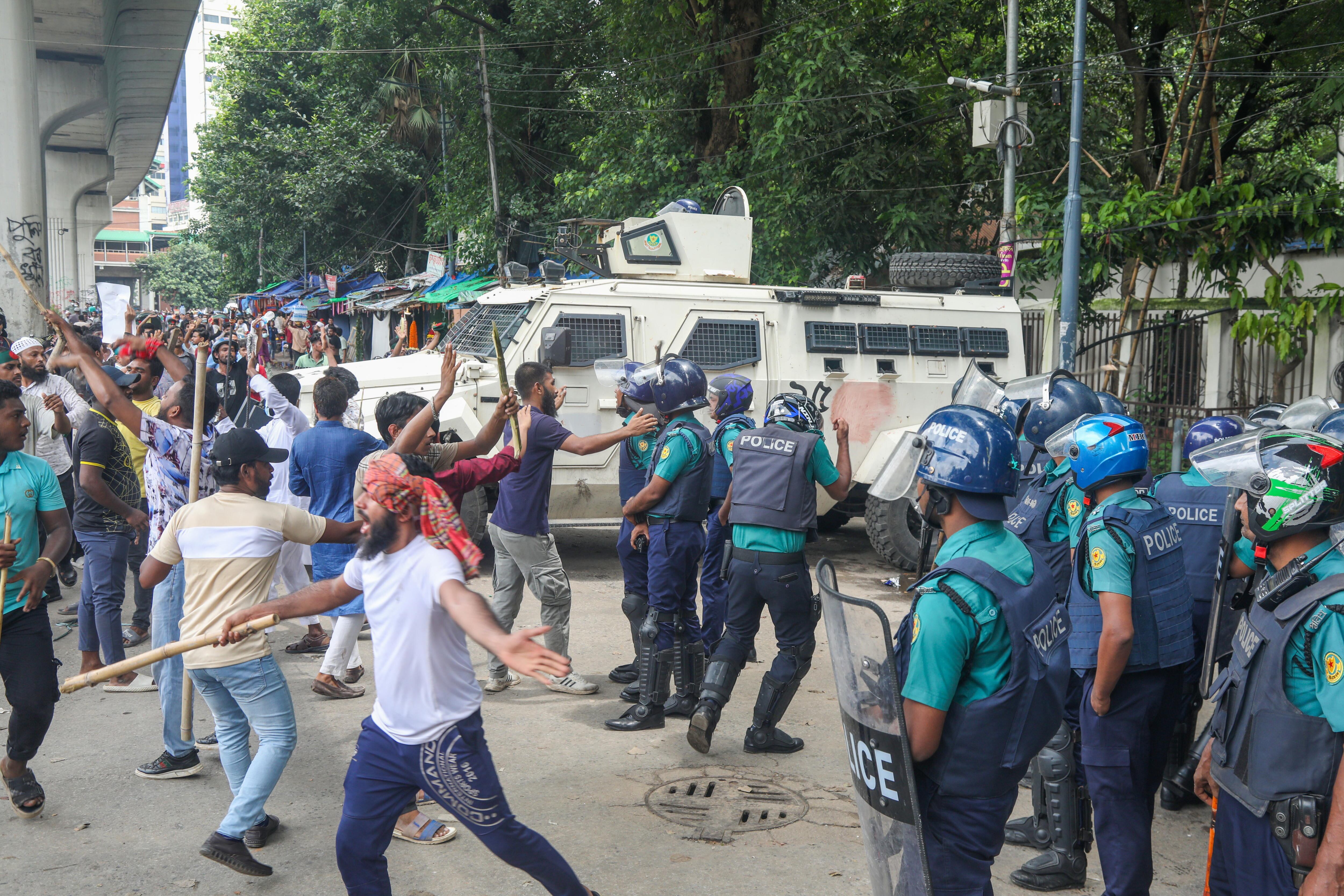 Policía antidisturbios desplegada durante el primer día del movimiento de no cooperación en el campus de la Universidad de Dhaka (EFE/EPA/MONIRUL ALAM)
