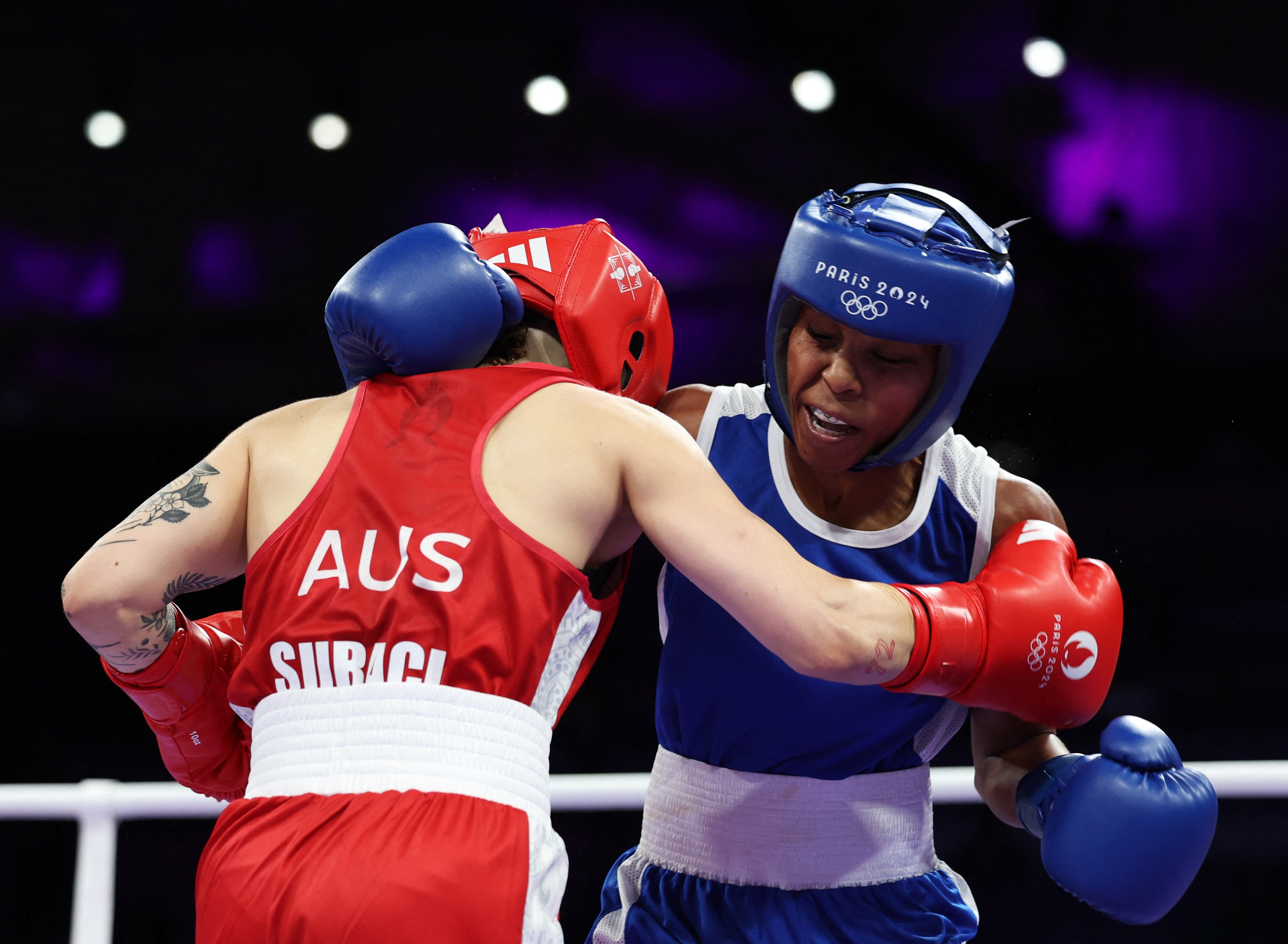 Paris 2024 Olympics - Boxing - Women's 50kg - Prelims - Round of 16 - North Paris Arena, Villepinte, France - August 01, 2024. Ingrit Lorena Valencia Victoria of Colombia in action against Monique Suraci of Australia. REUTERS/Isabel Infantes