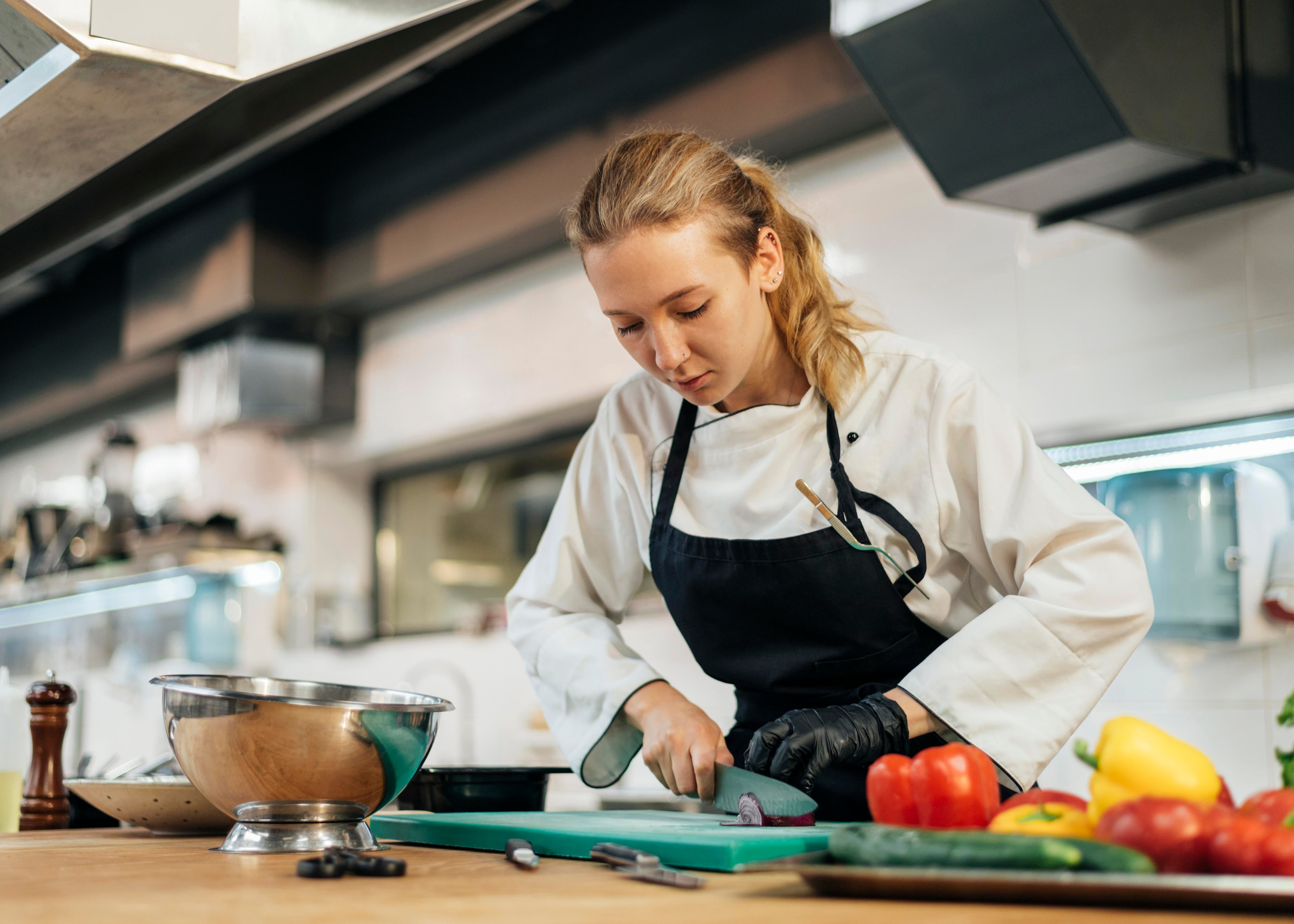 Una ayudante de cocina con esclerosis múltiple recibe la incapacidad permanente absoluta por no poder trabajar con un “mínimo de rendimiento y eficacia”