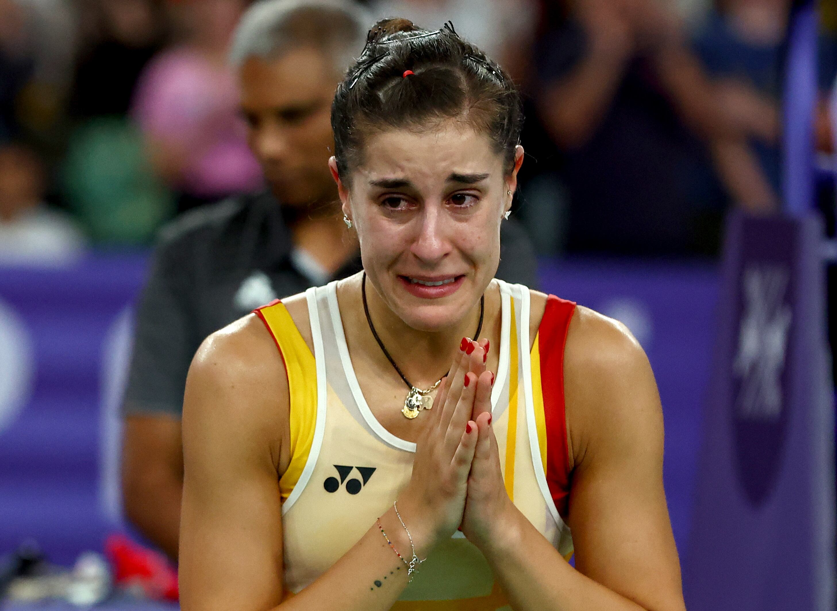 Carolina Marín se despide de los aficionados que la ovacionan tras retirarse de la semifinal olímpica de bádminton, que dominaba frente a la china Bing Jiao. EFE/EPA/DIVYAKANT SOLANKI
