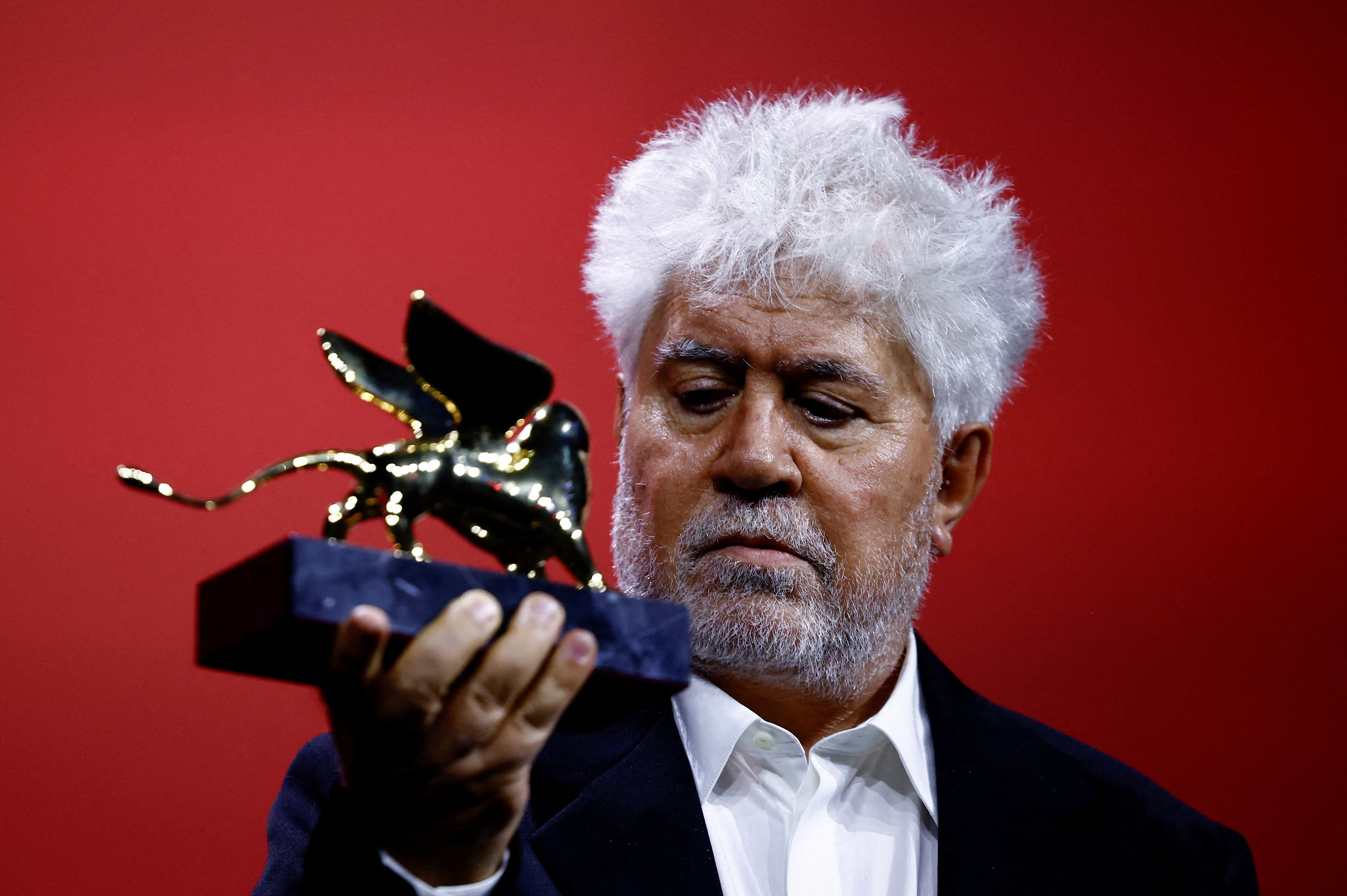 Pedro Almodóvar con el León de Oro de Venecia, por su película "La habitación de al lado". El director español recibirá un premio especial en San Sebastián 