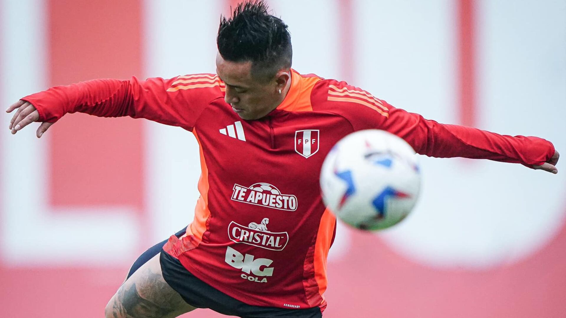 Christian Cueva se subió al avión de la selección peruana rumbo a Estados Unidos.