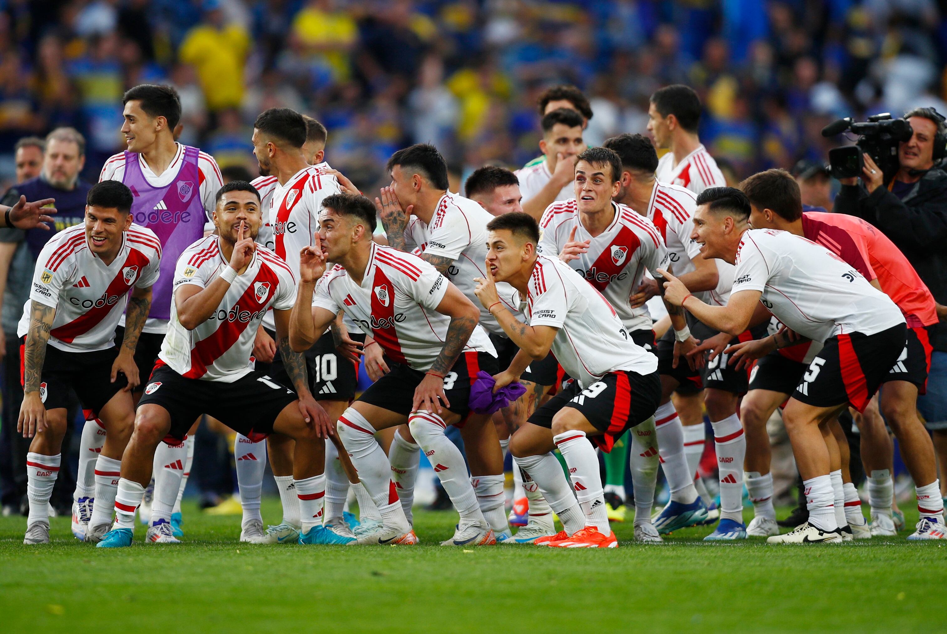 El "un minuto de silencio", en los gestos de los futbolistas de river en la foto de los festejos (REUTERS/Pedro Lazaro Fernandez)