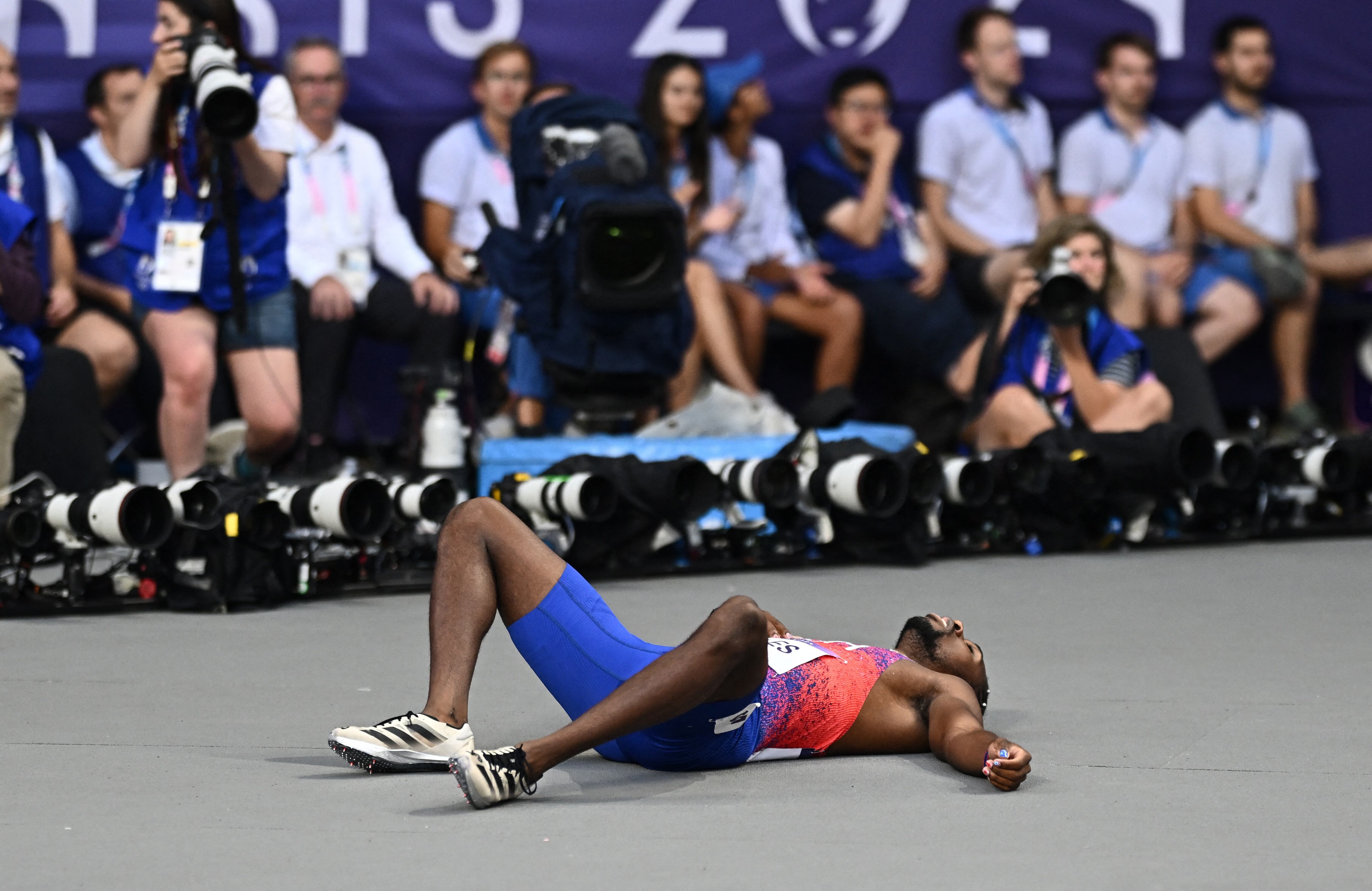 Noah Lyles terminó tercero en la final de los 200 metros, cayó desplomado y con complicaciones para respirar (REUTERS/Dylan Martinez)