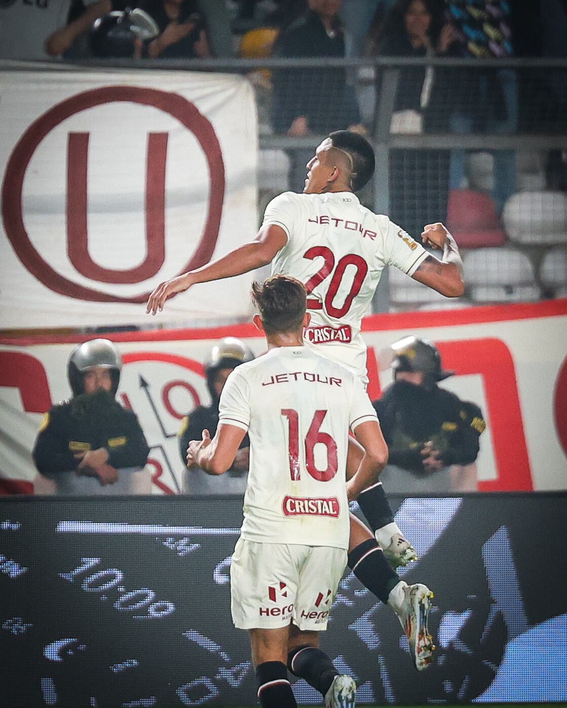 Alex Valera celebrando su doblete en Universitario vs Sport Boys por Liga 1 2024.