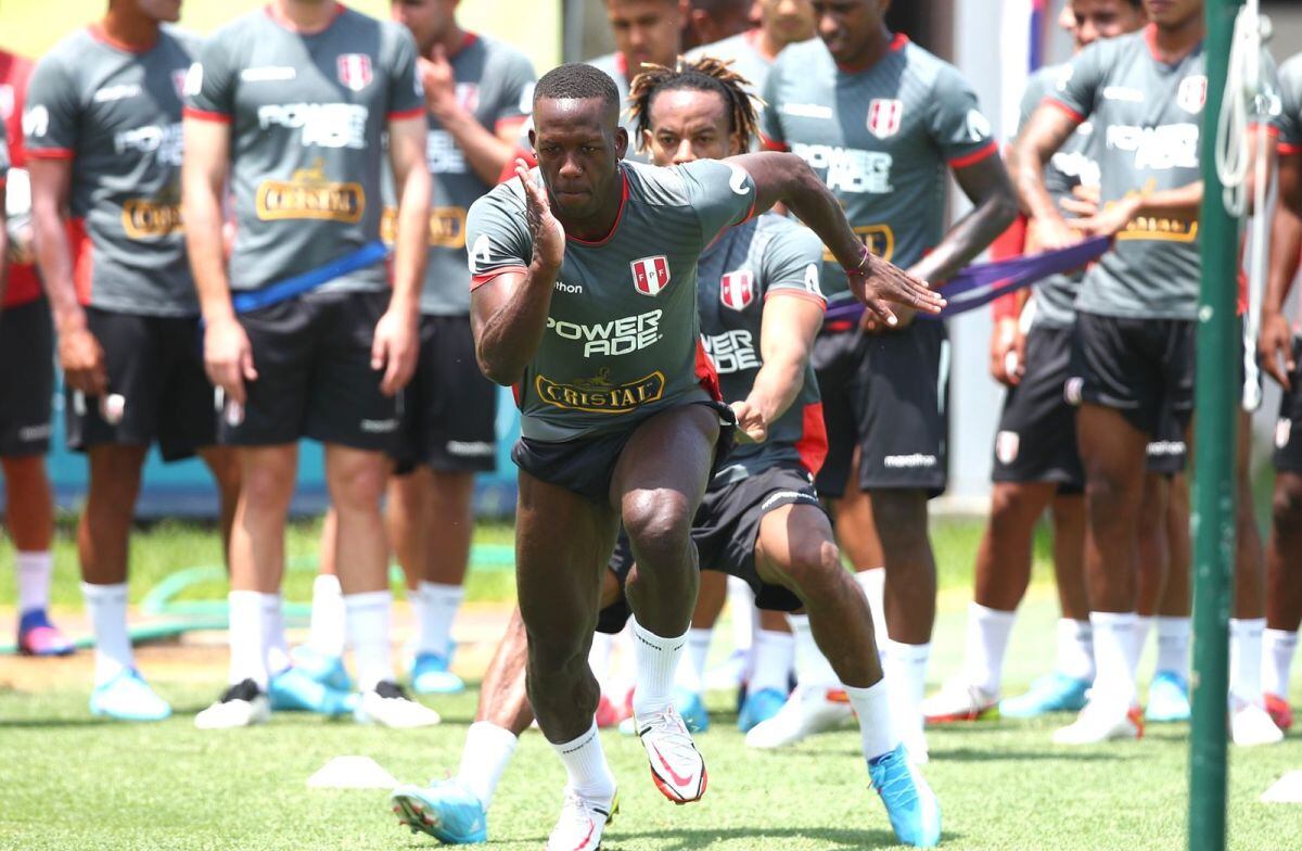 Luis Advíncula entrenó con la selección previo al Perú vs Colombia por las Eliminatorias Qatar 2022 (Foto: FPF)