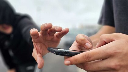 “Se lo quité de las manos”: el relato de un bogotano que recuperó su celular aplicando la misma técnica de raponazo
