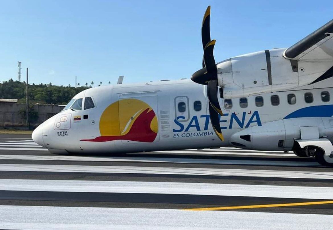 El avión fue evacuado por personal de Bomberos aeronáuticos - crédito red social X