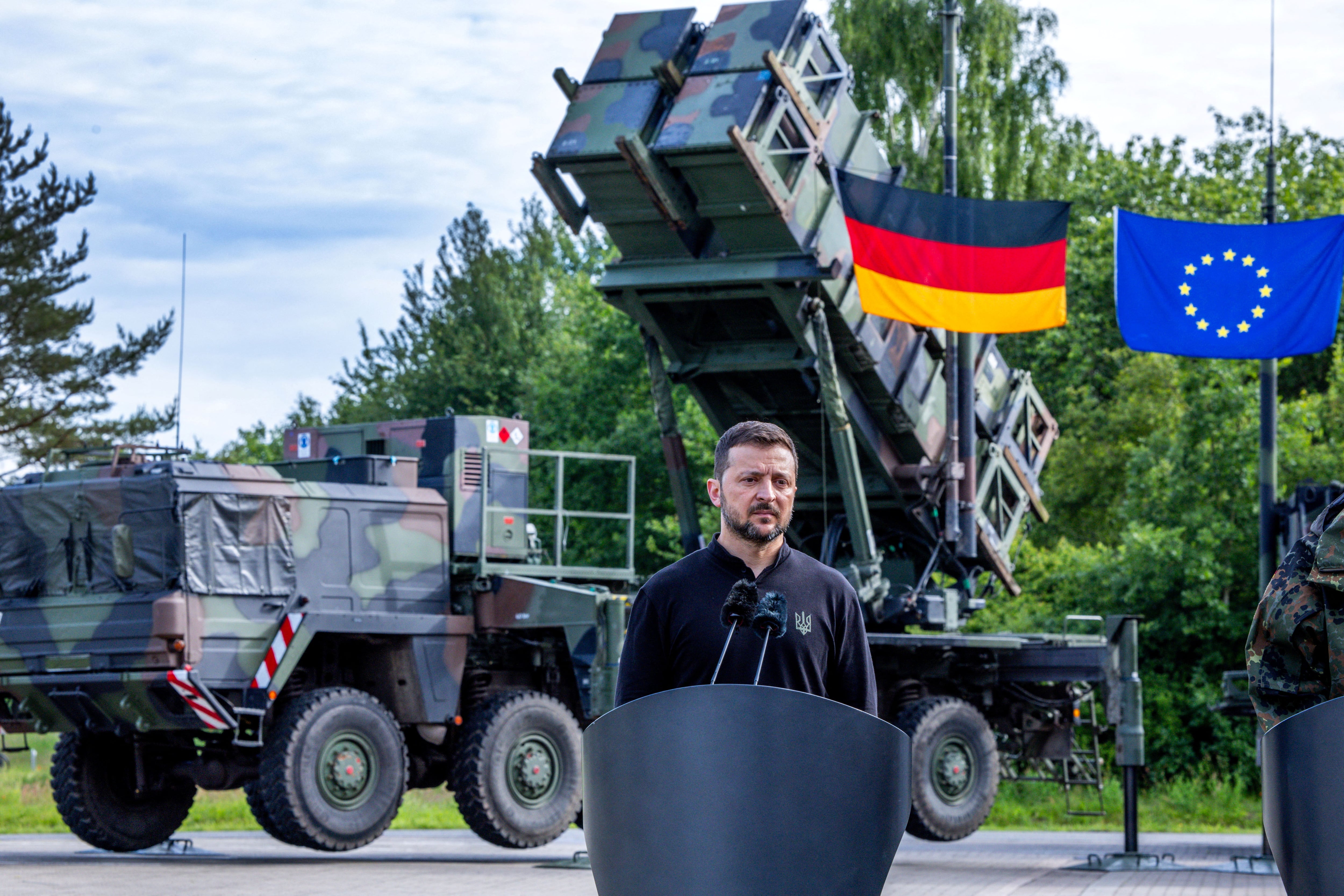 El presidente ucraniano, Volodymyr Zelensky, habla durante una visita a una zona de entrenamiento militar para conocer el entrenamiento de soldados ucranianos en el sistema de misiles antiaéreos “Patriot”, en un lugar no revelado, en Alemania, el 11 de junio de 2024. Jens Buttner/Pool Vía REUTERS