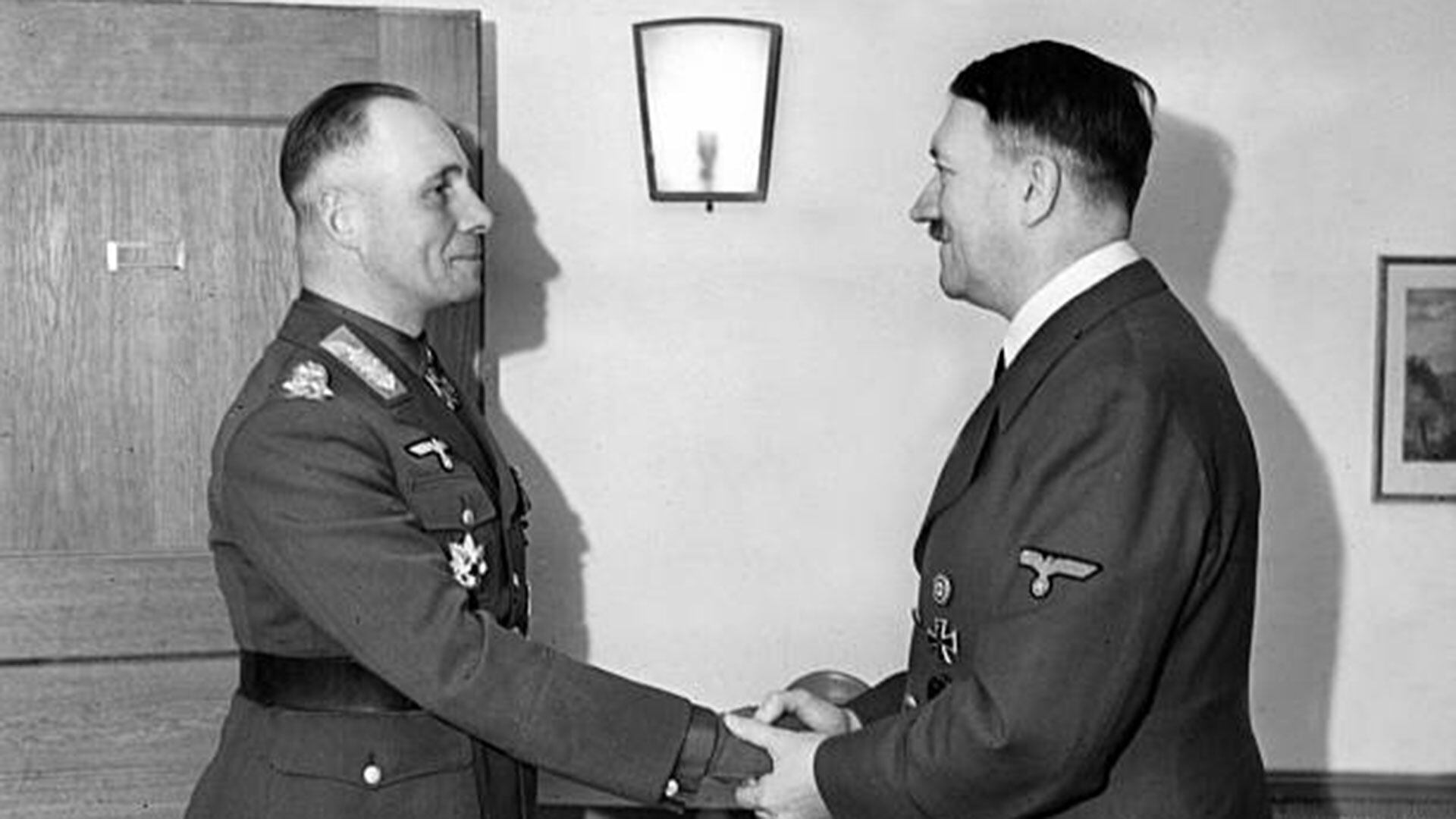 El mariscal Rommel saluda a Hitler. Los historiadores siguen debatiendo si el "Zorro del desierto" participó de la conjura. Se terminó suicidando para evitar ser sometido a un juicio popular y para salvaguardar a su familia