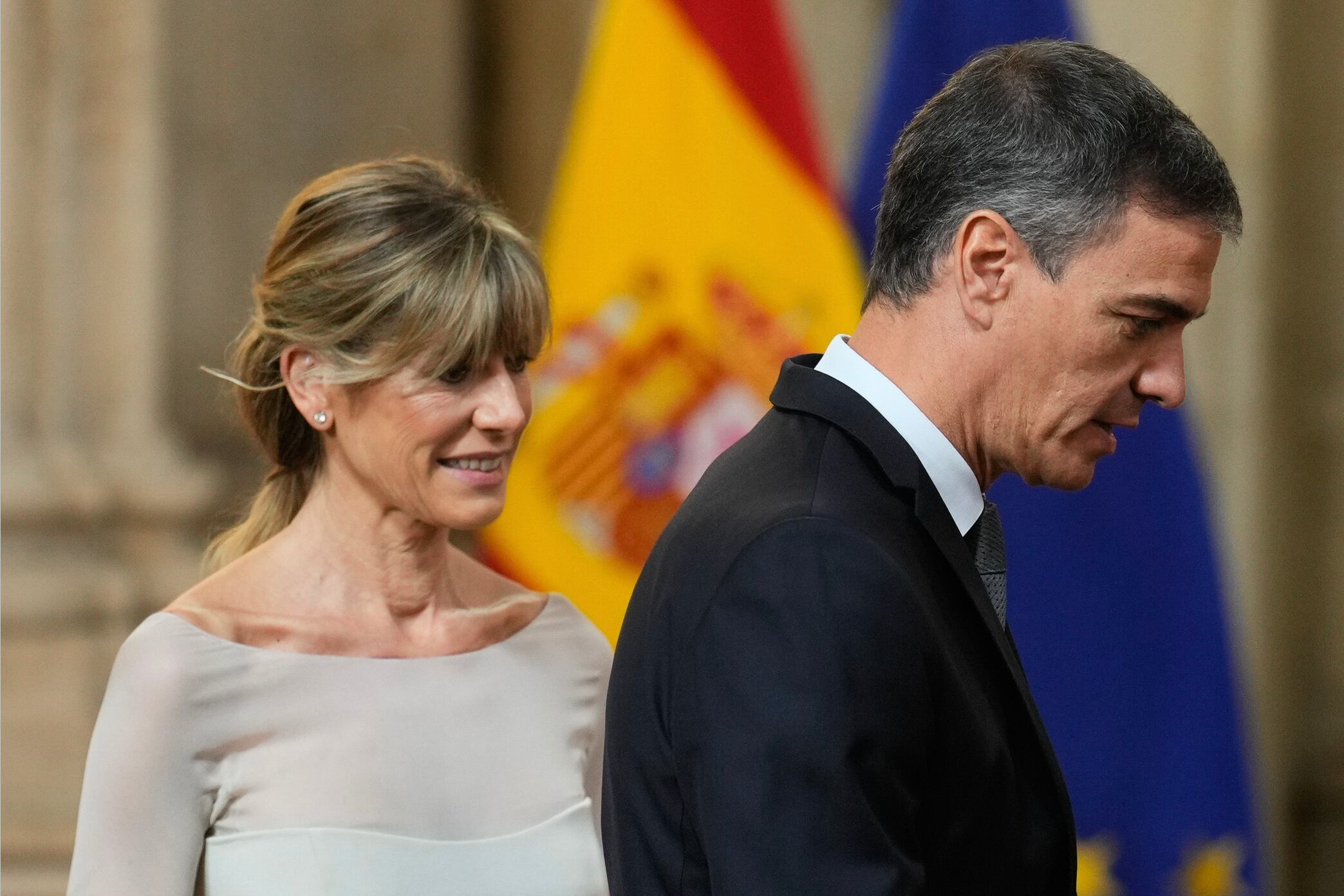 El presidente del Gobierno, Pedro Sánchez (d), junto a su mujer Begoña Gómez (i) a su llegada a la ceremonia de entrega de las condecoraciones al mérito civil en el Palacio Real en Madrid. (EFE/Borja Sánchez-Trillo)
