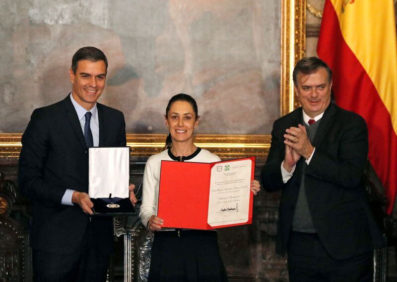 Imagen de archivo. El presidente de España, Pedro Sánchez (izq.), posa para los medios junto a la entonces alcaldesa de Ciudad de México, Claudia Sheinbaum, y el secretario de Relaciones Exteriores de México, Marcelo Ebrard, luego de recibir las llaves de la capital en el ayuntamiento. 31 de enero de 2019. REUTERS / Henry Romero