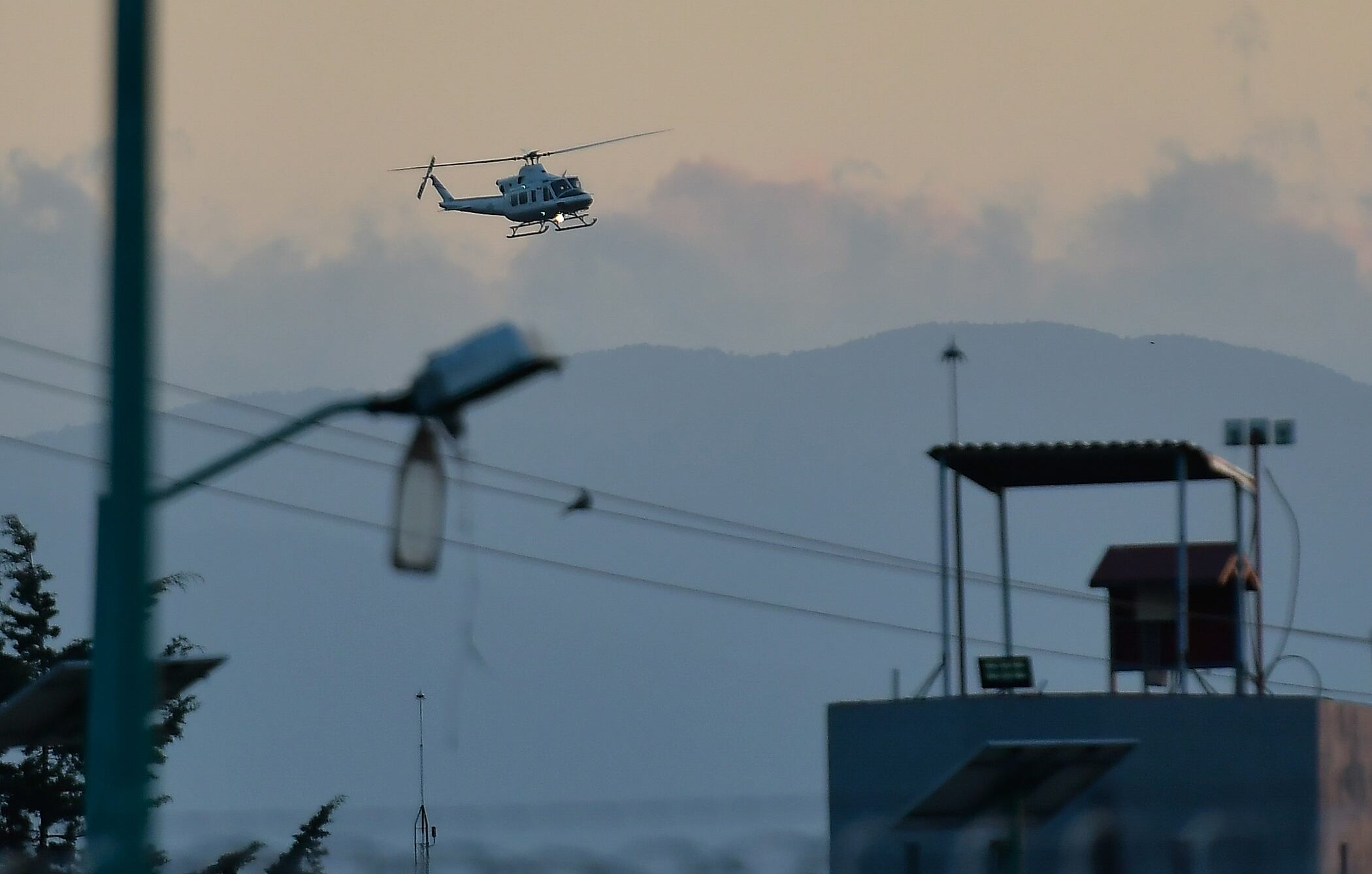 Fotografía de archivo fechada el 5 de enero de 2023 de un helicóptero de la Fiscalía General de la República (FGR) que formó parte del operativo que trasladó a Ovidio Guzmán, hijo del 'Chapo', al penal del Altiplano en Toluca, Estado de México (México). EFE/Felipe Gutiérrez
