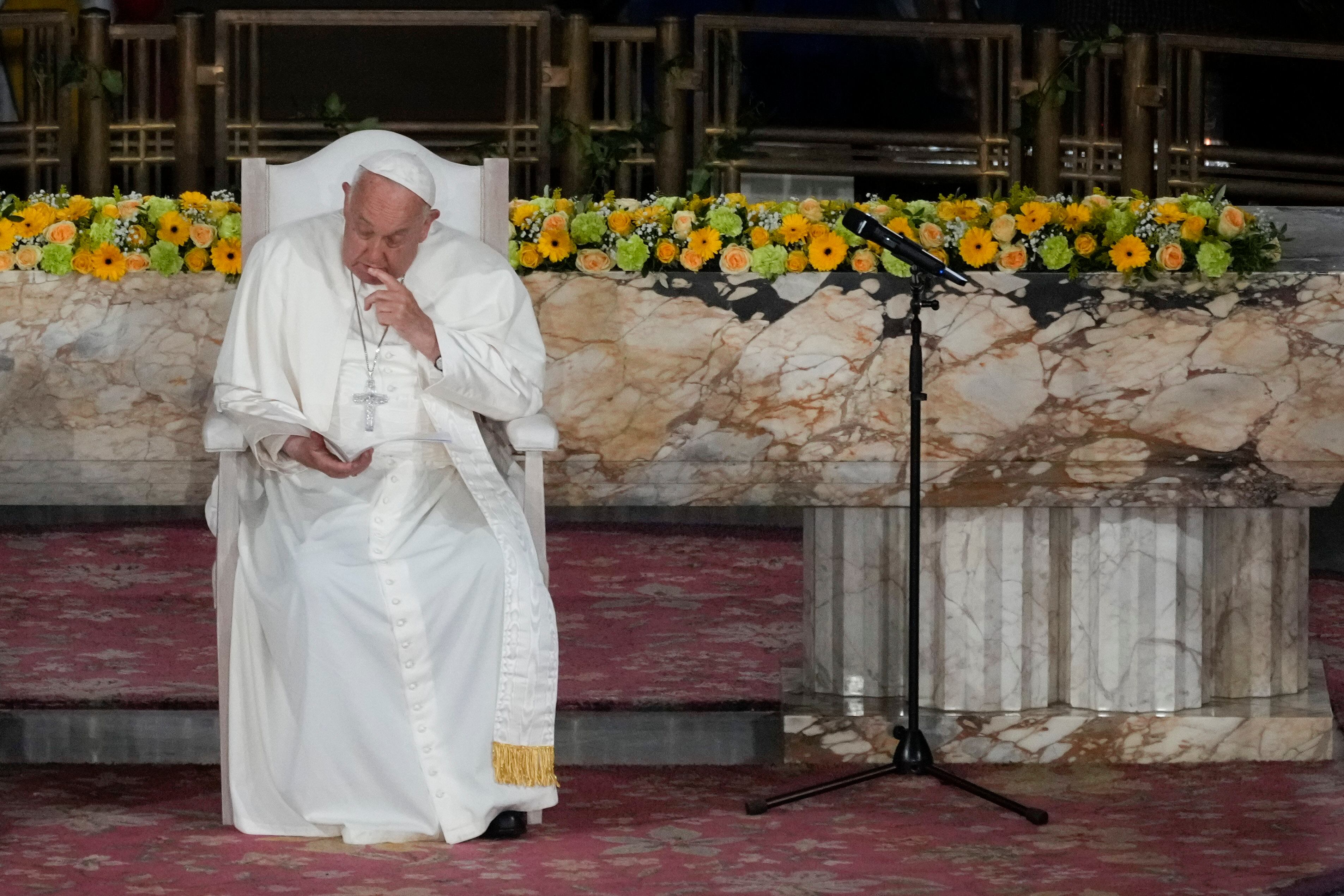 El papa Francisco asiste a un encuentro con obispos, diáconos y religiosos en la Basílica del Sagrado Corazón, en Koekelberg, Bélgica, el 28 de septiembre  (AP Foto/Andrew Medichini)